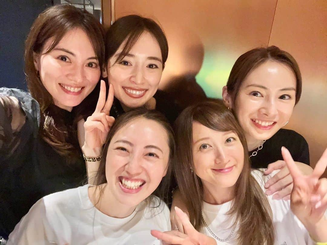 沢井美優さんのインスタグラム写真 - (沢井美優Instagram)「💚🩵🩷❤️🧡  もうね大好きっ🥹🤍✨  みなさんお待たせしました😘笑 久しぶりに全員集合できました☺️✨ 私は幸せすぎて大爆笑しすぎてます😂  時間が足りなさすぎるのでまた近いうちに集まりたいと思います😗💕  本日、6月30日はうさぎちゃんのお誕生日🐰🎂 うさぎちゃんお誕生日おめでとう🎉✨ 何度も言いますが実写版月野うさぎとして生きたこと、そして戦士のみんなに出逢えたこと、20年経った今でも感謝と幸せな気持ちであふれております✨  そしてそして 劇場版「美少女戦士セーラームーンCosmos」《後編》の公開日でもあります💠✨  この前の質問コーナーで映画についての質問が多かったのでここでお返事させていただきます。  コスモス役に景ちゃんがキャスティングされたこと、とっっっても嬉しく思っております☺️✨  景ちゃんの優しさ心の広さ・包容力、セーラームーンへの愛もとても深く、セーラーコスモスにぴったりだなと思います🥰✨  景ちゃんもツイートしておりましたが、実写版セーラームーンも20周年という素晴らしい年に、戦士がまたセーラームーンに巡り逢うなんてまさにミラクル・ロマンスです😍✨  お仕事の相談をされた時も素直に嬉しかったです✨あ、でも正直いうと「私もでたいっ💓」と、、欲を言えば全員ででたい😂✨と思いました💛  まだ映画は観ていないのでこれから観に行きます🌙❣️  キャスティングにどう思ったか？や相談されてどう思ったか？景ちゃんに一言！などたくさんあったので久しぶりに長文ですね☺️  劇場版「美少女戦士セーラームーンCosmos」《後編》の完成披露舞台挨拶の景ちゃんの発言についての感想も質問にございました。  動画をみて涙が流れました🥲  嬉しさと懐かしさと一緒に戦った日々を思い出して溢れ出たものと、その発言をする想いの強さに。様々なものを背負いながらも柔らかい空気を纏いつつ芯を持って凛と立つ姿に惚れなおしてしまいました。  私にとってのレイちゃんは景ちゃん❤️あみちゃんは里香🩵まこちゃんは美優ちゃん💚美奈子ちゃんは彩夏ちゃんです🧡  私は幸せものだなぁ🩷  月野うさぎとしてみんなに巡り逢えたこと わたしたちの絆が20年も続いていること みなさまとこうして繋がっていること 同じ地球に生まれたこと  私にとって全てがかけがえのない奇跡です✨  あらためて、いつもいいねやコメントなどいろいろなかたちで応援してくださり心から感謝しております☺️✨ありがとうございます💖  これからも、このさきもずっと、、 「美少女戦士セーラームーン」という作品が たくさんの方々に愛され続けますように…✨  みなさん❣️ 劇場版「美少女戦士セーラームーンCosmos」も観に行かないと、、 月に変わってお仕置きよっ🌙💖  #泉里香 #💙 #北川景子 #❤️ #安座間美優 #💚 #小松彩夏 #🧡 #沢井美優 #🩷 #戦士会  #月野うさぎ #お誕生日おめでとう #🎂  #めぐり逢い　#出逢い #幸せ #💖 #美少女戦士セーラームーン #🌙 #劇場版 #セーラームーンCosmos #pgsm」6月30日 6時52分 - sawai_miyuu