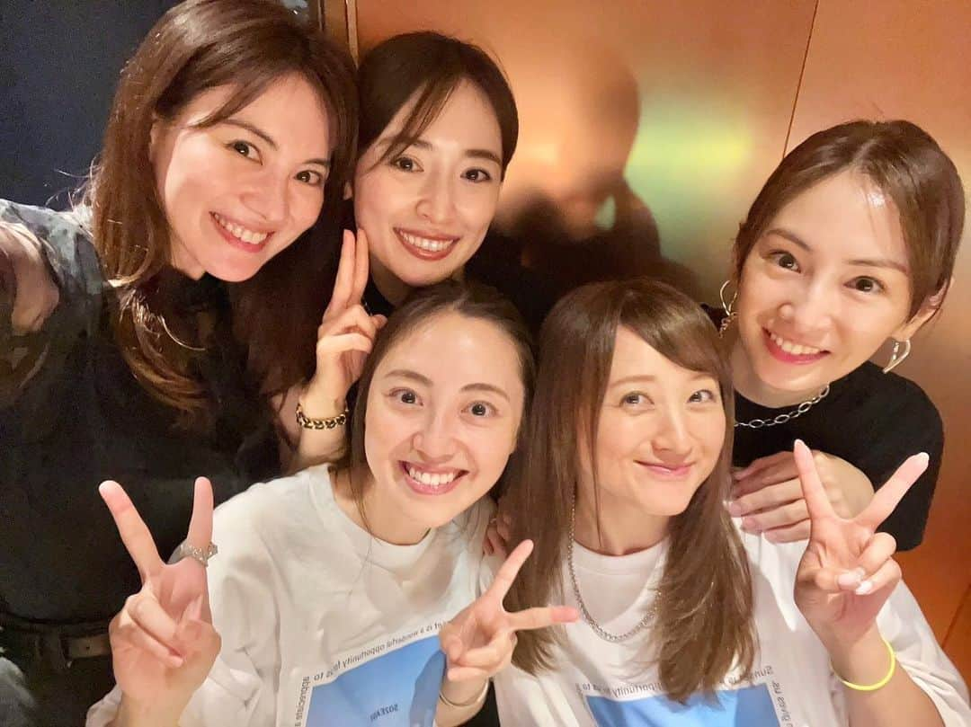 沢井美優さんのインスタグラム写真 - (沢井美優Instagram)「💚🩵🩷❤️🧡  もうね大好きっ🥹🤍✨  みなさんお待たせしました😘笑 久しぶりに全員集合できました☺️✨ 私は幸せすぎて大爆笑しすぎてます😂  時間が足りなさすぎるのでまた近いうちに集まりたいと思います😗💕  本日、6月30日はうさぎちゃんのお誕生日🐰🎂 うさぎちゃんお誕生日おめでとう🎉✨ 何度も言いますが実写版月野うさぎとして生きたこと、そして戦士のみんなに出逢えたこと、20年経った今でも感謝と幸せな気持ちであふれております✨  そしてそして 劇場版「美少女戦士セーラームーンCosmos」《後編》の公開日でもあります💠✨  この前の質問コーナーで映画についての質問が多かったのでここでお返事させていただきます。  コスモス役に景ちゃんがキャスティングされたこと、とっっっても嬉しく思っております☺️✨  景ちゃんの優しさ心の広さ・包容力、セーラームーンへの愛もとても深く、セーラーコスモスにぴったりだなと思います🥰✨  景ちゃんもツイートしておりましたが、実写版セーラームーンも20周年という素晴らしい年に、戦士がまたセーラームーンに巡り逢うなんてまさにミラクル・ロマンスです😍✨  お仕事の相談をされた時も素直に嬉しかったです✨あ、でも正直いうと「私もでたいっ💓」と、、欲を言えば全員ででたい😂✨と思いました💛  まだ映画は観ていないのでこれから観に行きます🌙❣️  キャスティングにどう思ったか？や相談されてどう思ったか？景ちゃんに一言！などたくさんあったので久しぶりに長文ですね☺️  劇場版「美少女戦士セーラームーンCosmos」《後編》の完成披露舞台挨拶の景ちゃんの発言についての感想も質問にございました。  動画をみて涙が流れました🥲  嬉しさと懐かしさと一緒に戦った日々を思い出して溢れ出たものと、その発言をする想いの強さに。様々なものを背負いながらも柔らかい空気を纏いつつ芯を持って凛と立つ姿に惚れなおしてしまいました。  私にとってのレイちゃんは景ちゃん❤️あみちゃんは里香🩵まこちゃんは美優ちゃん💚美奈子ちゃんは彩夏ちゃんです🧡  私は幸せものだなぁ🩷  月野うさぎとしてみんなに巡り逢えたこと わたしたちの絆が20年も続いていること みなさまとこうして繋がっていること 同じ地球に生まれたこと  私にとって全てがかけがえのない奇跡です✨  あらためて、いつもいいねやコメントなどいろいろなかたちで応援してくださり心から感謝しております☺️✨ありがとうございます💖  これからも、このさきもずっと、、 「美少女戦士セーラームーン」という作品が たくさんの方々に愛され続けますように…✨  みなさん❣️ 劇場版「美少女戦士セーラームーンCosmos」も観に行かないと、、 月に変わってお仕置きよっ🌙💖  #泉里香 #💙 #北川景子 #❤️ #安座間美優 #💚 #小松彩夏 #🧡 #沢井美優 #🩷 #戦士会  #月野うさぎ #お誕生日おめでとう #🎂  #めぐり逢い　#出逢い #幸せ #💖 #美少女戦士セーラームーン #🌙 #劇場版 #セーラームーンCosmos #pgsm」6月30日 6時52分 - sawai_miyuu