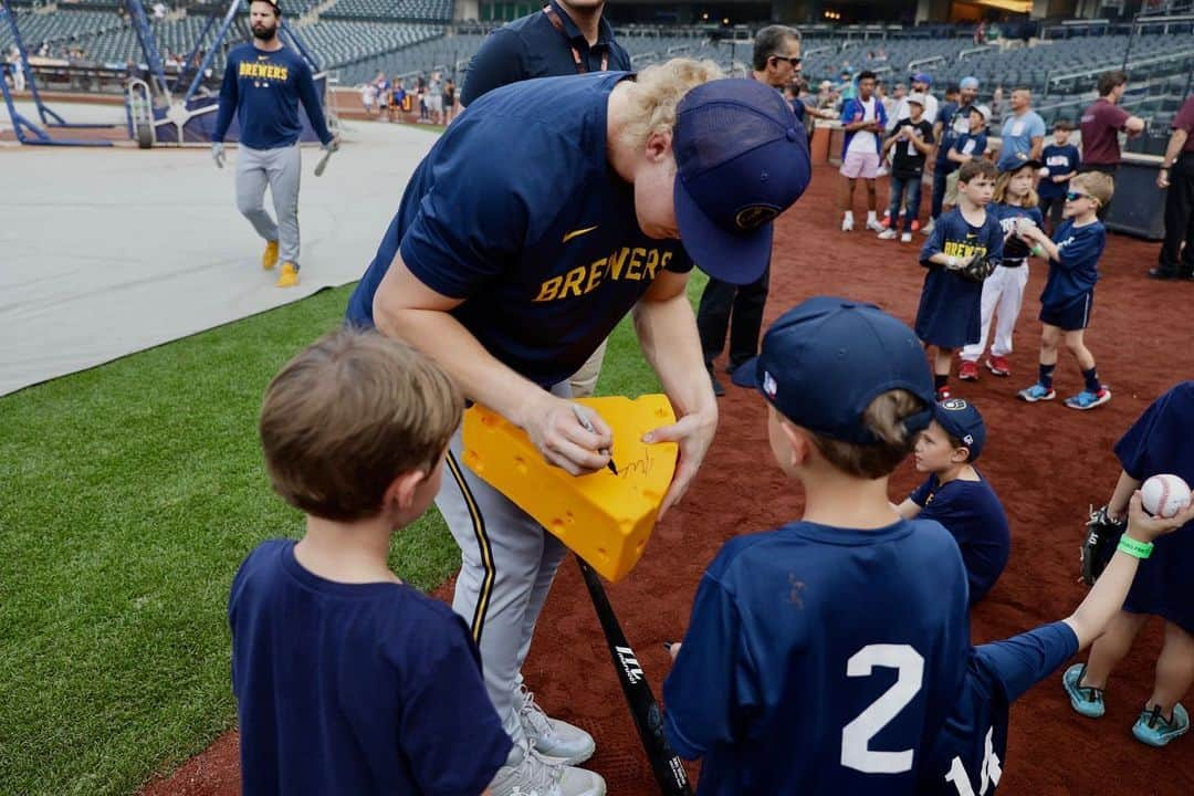 ミルウォーキー・ブルワーズさんのインスタグラム写真 - (ミルウォーキー・ブルワーズInstagram)「Baby Brewers!   The Rye (NY) Little League T-Ball "Brewers" came to meet their Major League counterparts at BP.  #ThisIsMyCrew」6月30日 7時01分 - brewers