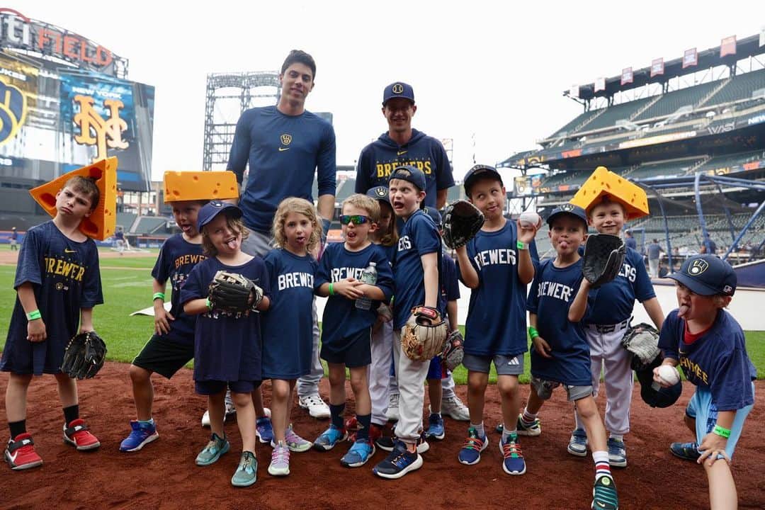 ミルウォーキー・ブルワーズのインスタグラム：「Baby Brewers!   The Rye (NY) Little League T-Ball "Brewers" came to meet their Major League counterparts at BP.  #ThisIsMyCrew」