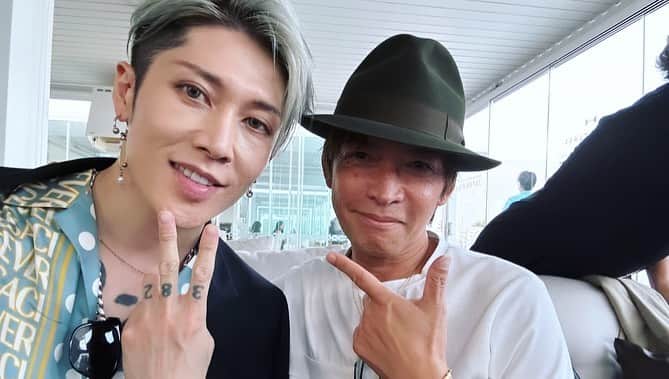 雅-MIYAVI-さんのインスタグラム写真 - (雅-MIYAVI-Instagram)「#Fender Tokyo squad   🤘🏻🤘🏻🎸⚡️  #Jさん元気いっぱい #フェンダーボーイズ #Fender #FenderBoys  #Repost @jinobass ・・・ Here we go 〜 FENDER  FLAGSHIP STORE!! Representing Fender’s First ever Store ^_^」6月30日 6時55分 - miyavi_ishihara
