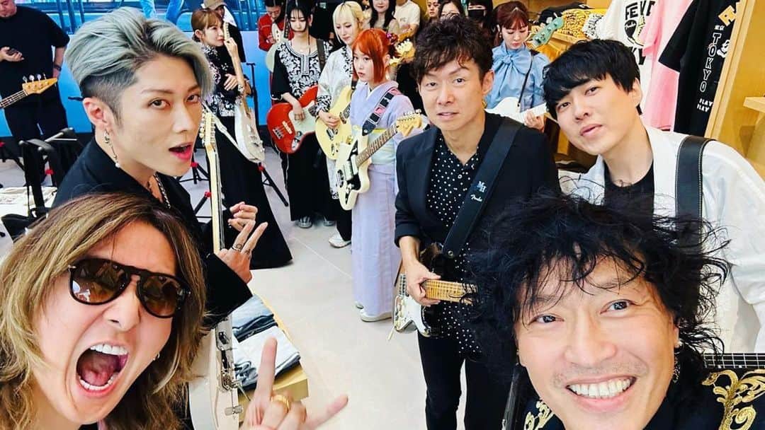 雅-MIYAVI-のインスタグラム：「#Fender Tokyo squad   🤘🏻🤘🏻🎸⚡️  #Jさん元気いっぱい #フェンダーボーイズ #Fender #FenderBoys  #Repost @jinobass ・・・ Here we go 〜 FENDER  FLAGSHIP STORE!! Representing Fender’s First ever Store ^_^」
