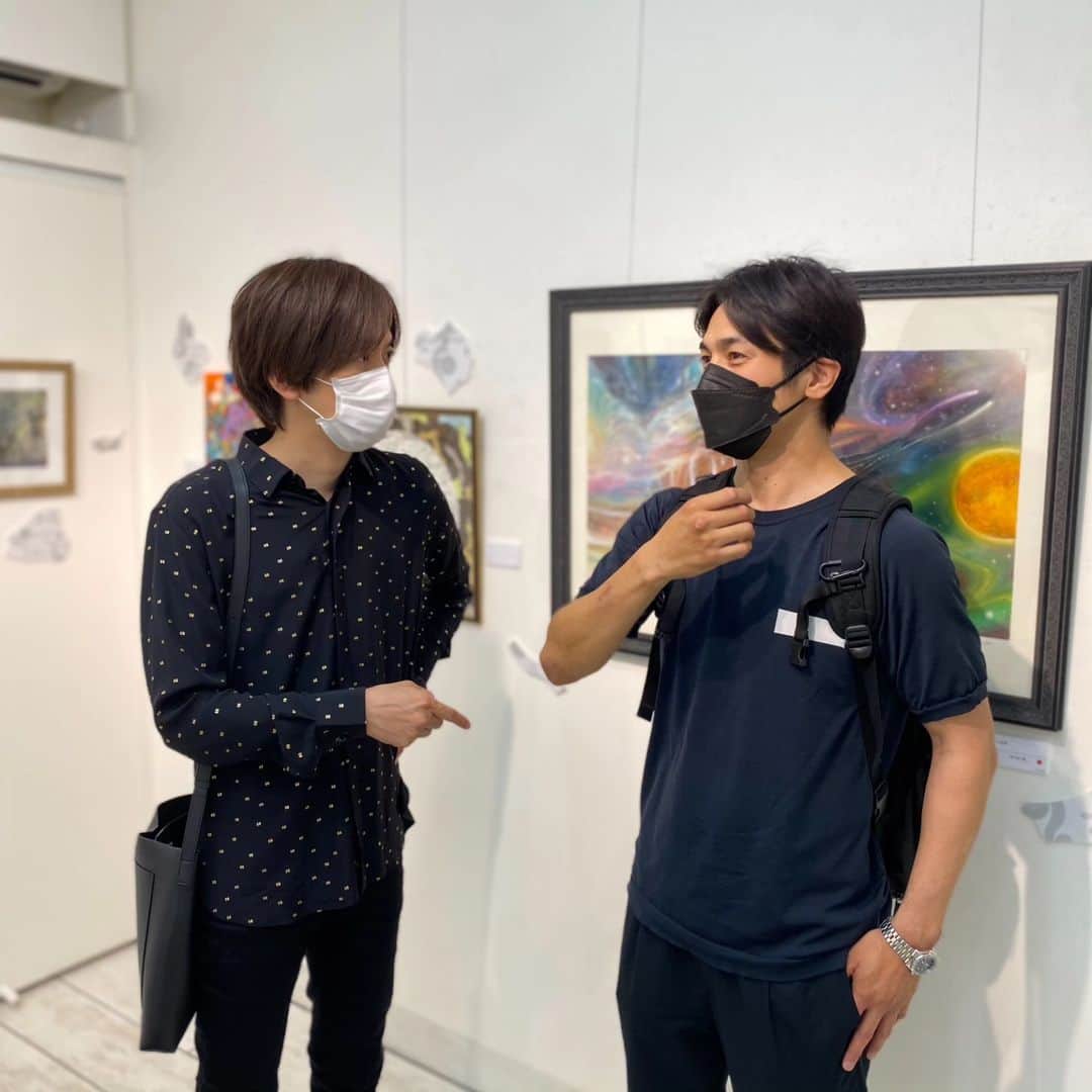 高橋光臣さんのインスタグラム写真 - (高橋光臣Instagram)「先日、国松飛龍さんの絵を観に弘重ギャラリーにふらっと行ったら、偶然、我が兄貴ことDAIGOさんに遭遇する奇跡。 国松さん絵や旅の話など沢山お話してくださってありがとうございました。 The other day, when I went to the Hiroshige Gallery to see Hiryu Kunimatsu's paintings, it was a miracle that I happened to run into DAIGO, my big brother.  Kunimatsu-san, thank you very much for telling us about your paintings and travels. @daigo_breakerz_  @hiryu_kunimatsu  #国松飛龍 #daigo #ギャラリー #絵画 #高橋光臣」6月30日 7時04分 - mitsuomitakahashi