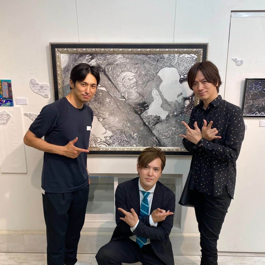 高橋光臣のインスタグラム：「先日、国松飛龍さんの絵を観に弘重ギャラリーにふらっと行ったら、偶然、我が兄貴ことDAIGOさんに遭遇する奇跡。 国松さん絵や旅の話など沢山お話してくださってありがとうございました。 The other day, when I went to the Hiroshige Gallery to see Hiryu Kunimatsu's paintings, it was a miracle that I happened to run into DAIGO, my big brother.  Kunimatsu-san, thank you very much for telling us about your paintings and travels. @daigo_breakerz_  @hiryu_kunimatsu  #国松飛龍 #daigo #ギャラリー #絵画 #高橋光臣」