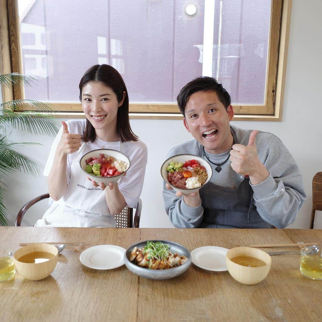 青谷優衣さんのインスタグラム写真 - (青谷優衣Instagram)「SUGIYA no YouTubeに料理講師として登場しています🕊️  “アスリートの疲労回復メニュー” ということで  ・よだれ鶏 ・ばくだん丼 ・新生姜のお吸い物  を作っております。  料理初心者でも簡単に作れるレシピです🕊️  カメラの前でお話するのに少し緊張していますが、😂 普段のレッスンの雰囲気も少し伝わるかと思います。  ご覧ください🩵✨  詳しいレシピは後ほど @valley_cooking  に投稿しますね🍃  #sugiyanoyoutube #杉谷拳士 さん#アスリートフード #疲労回復メニュー #疲労回復レシピ #料理教室 #料理教室東京」6月30日 7時04分 - yu__i.aoya