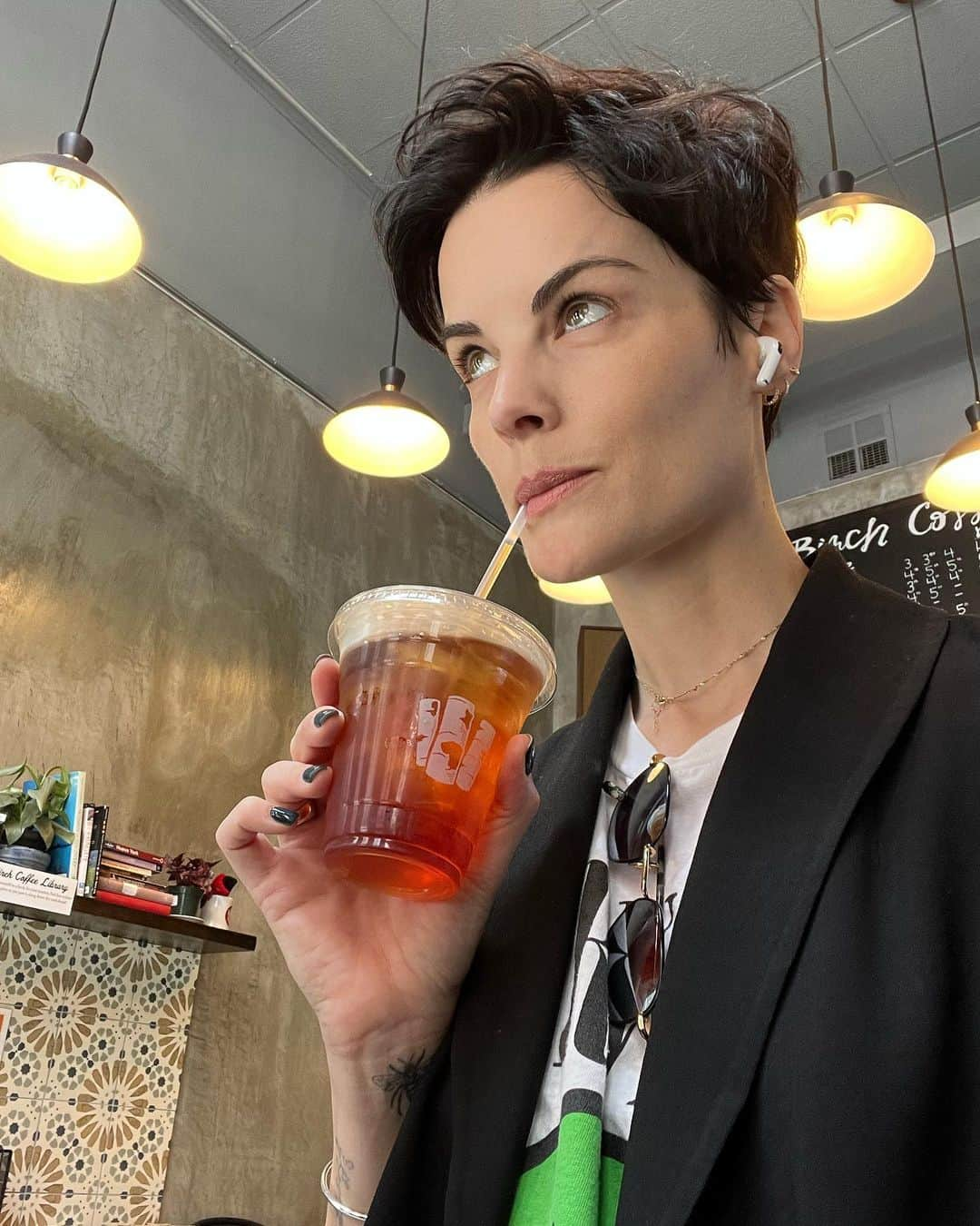 ジェイミー・アレクサンダーさんのインスタグラム写真 - (ジェイミー・アレクサンダーInstagram)「CAFFEINE 🙏🏻Birch on Church ☕️ @birchcoffee #churchst #tribeca #NYC #birchcoffee」6月30日 7時05分 - jaimiealexander