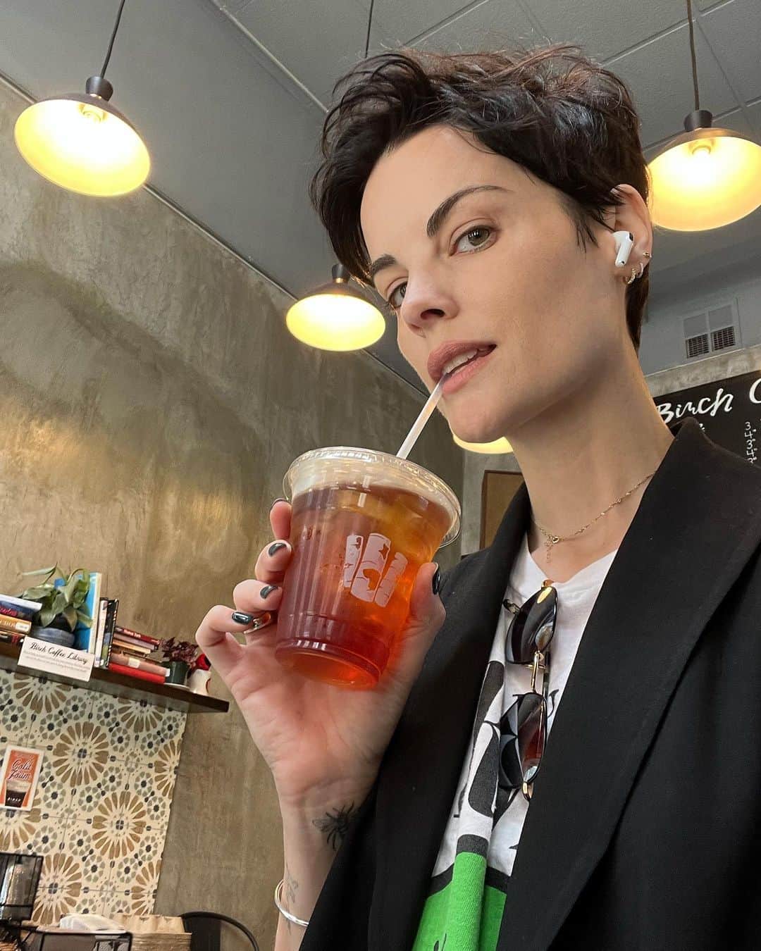 ジェイミー・アレクサンダーのインスタグラム：「CAFFEINE 🙏🏻Birch on Church ☕️ @birchcoffee #churchst #tribeca #NYC #birchcoffee」