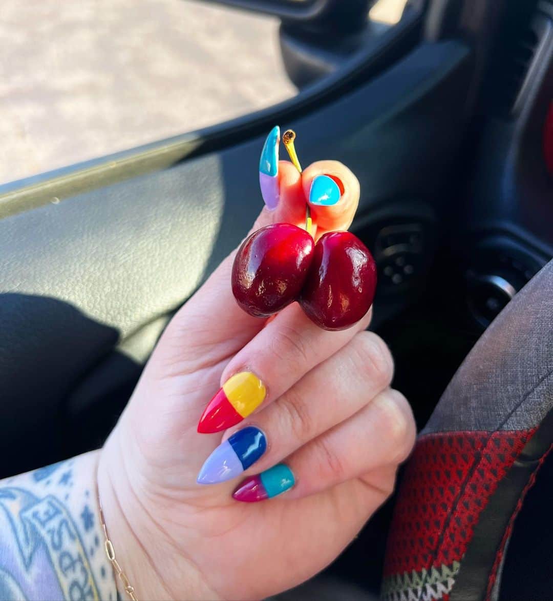 テス・ホリデーのインスタグラム：「My birthday is less than a week away 🥳 & I’m busy making Pinterest boards, working on my next self love workshop, & building fairy🧚🏻 gardens with Bowie (why aren’t there more diverse fairies?! 🧚🏽‍♀️✨🧚🏻🥺 I’ve scoured the internet & the only ones I can find are in this slide?!Help!) Anyway I love Summer, I love fat babes in 👙& eating 🍒 in the sunshine! Who’s joining me?? 😋☀️ nails inspired by @pinterest so make sure to follow me on there: tessholliebae 🍒✨ #cancerszn #cancer♋ #pinterestinspired #pinterestnails #summernails #summerbaby」