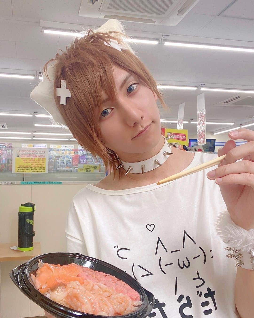 のインスタグラム：「( ￣ω￣ )ᗦ↞◃🥢  #ギャル男 #平成男子」