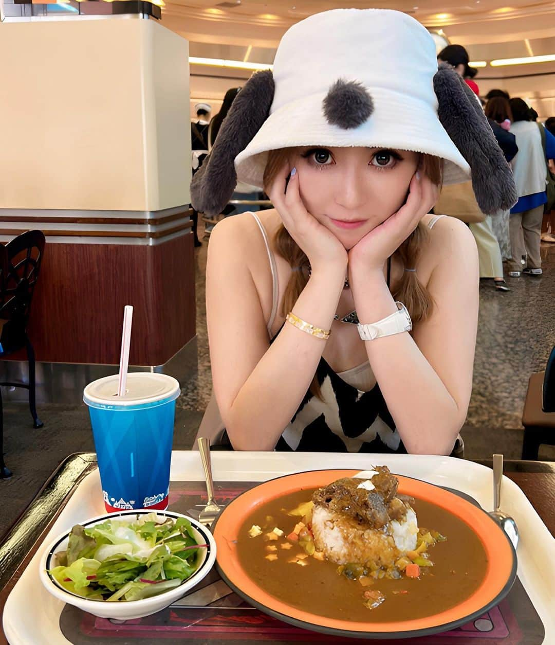 葉月樹里のインスタグラム：「パーク系に来たら カレー食べたくなるん私だけ？🫠  . . .  #葉月樹里 #soiréeine #ソワレーヌ #usj #ユニバ #ユニバフード」