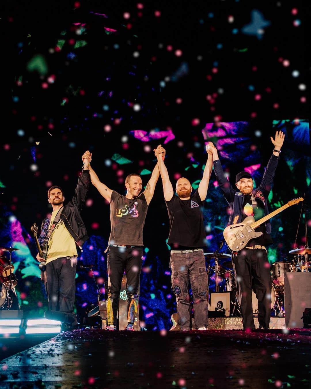 Coldplayのインスタグラム：「We love you Milan. Thank you for everything 💚🤍❤️  📷 @annaleemedia   #ColdplayMilan #Coldplay #MusicOfTheSpheresWorldTour」