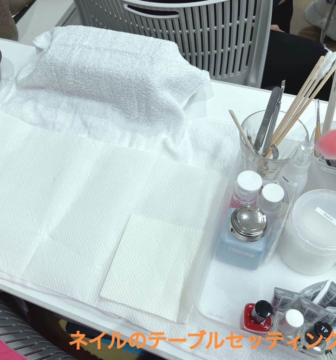 東京ビューティーアート専門学校さんのインスタグラム写真 - (東京ビューティーアート専門学校Instagram)「皆さんこんにちは！ トータルビューティー科1年の梅原です。🎶  本日はトータルビューティー科の魅力について紹介します。  2枚目の写真はエステで使っている化粧品一式です！🥼💆‍♀️ どれもいい匂いがします😁 3枚目の写真はネイルの教材をセッティングした感じになります！💅★* 最初はセッティングに手こずっていましたが慣れてきたらすぐにできるようになりました✨ 4枚目の写真はメイクの授業で使っている物の写真になります💄✨ たくさん可愛い色が入っているので気分上がります🎶  たくさん美容のことに触れたい人やチャレンジしてみたい人、入学までに学科を決められない人におすすめの学科です!! もちろんネイルをしっかり学びたい！メイクをしっかり学びたい！という人にもすごくおすすめの学科です❕ 相モデルでやるのでたくさんの人と話すことができるのですごく楽しく授業を受けることができます🤗 1年の前期に体験してみて自分にあったコースを選べるのも魅力のひとつです‼️  本日の担当は @kakastory._でした🪼🩵  詳しくはHP/プロフィールから🤲🏻 TokyoB✖️art @tokyo_beauty_art_college  #今日の東京ビューティーライフ #東京ビューティーアート #美容学生 #美容専門学校 #三幸学園 #jk #fjk #sjk #ljk #ヘアメイク #エステ #ネイル #美容 #beauty #ootd #メイク  #モデル #トータルビューティ #美容好きな人と繋がりたい #美容学生の日常 #美容学生の休日 #お洒落さんと繋がりたい #知る専 #美容学生あるある #コンテスト #美容学生と繋がりたい #美容学生さんと繋がりたい #美容学生の放課後 #美容業界で働く #トータルビューティーサロン」6月30日 18時14分 - tokyo_beauty_art_college