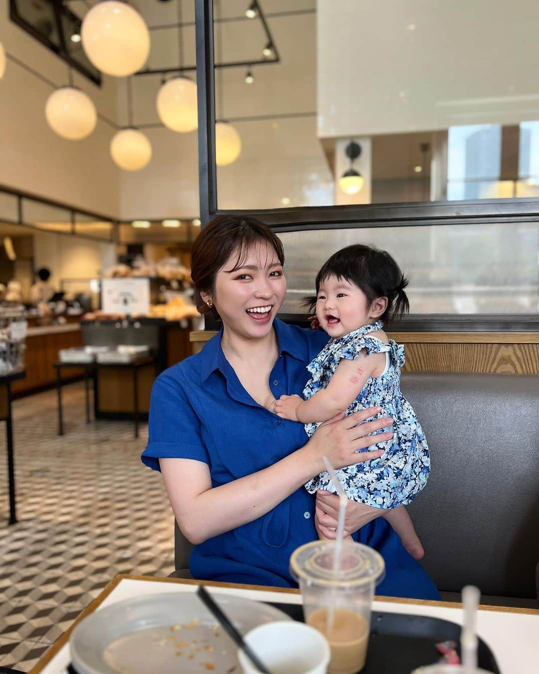 樋浦舞花のインスタグラム：「・  💙✖︎💙  親子コーデ👩‍👧  #第一子出産 #第一子誕生 #女の子ママ #女の子ベビー #第一子妊娠 #マタニティライフ #マタニティ生活 #新生児 #新生児育児 #新米ママ #子育て #子育てママ #子育て日記 #ママ垢 #親バカ #親バカ部　#ベビフル #ママリ #コドモノ #成長記録#令和4年ベビー #生後8ヶ月  #寅年ベビー #赤ちゃんのいる生活 #赤ちゃんのいる暮らし #ベビスタグラム #親子コーデ #リンクコーデ」