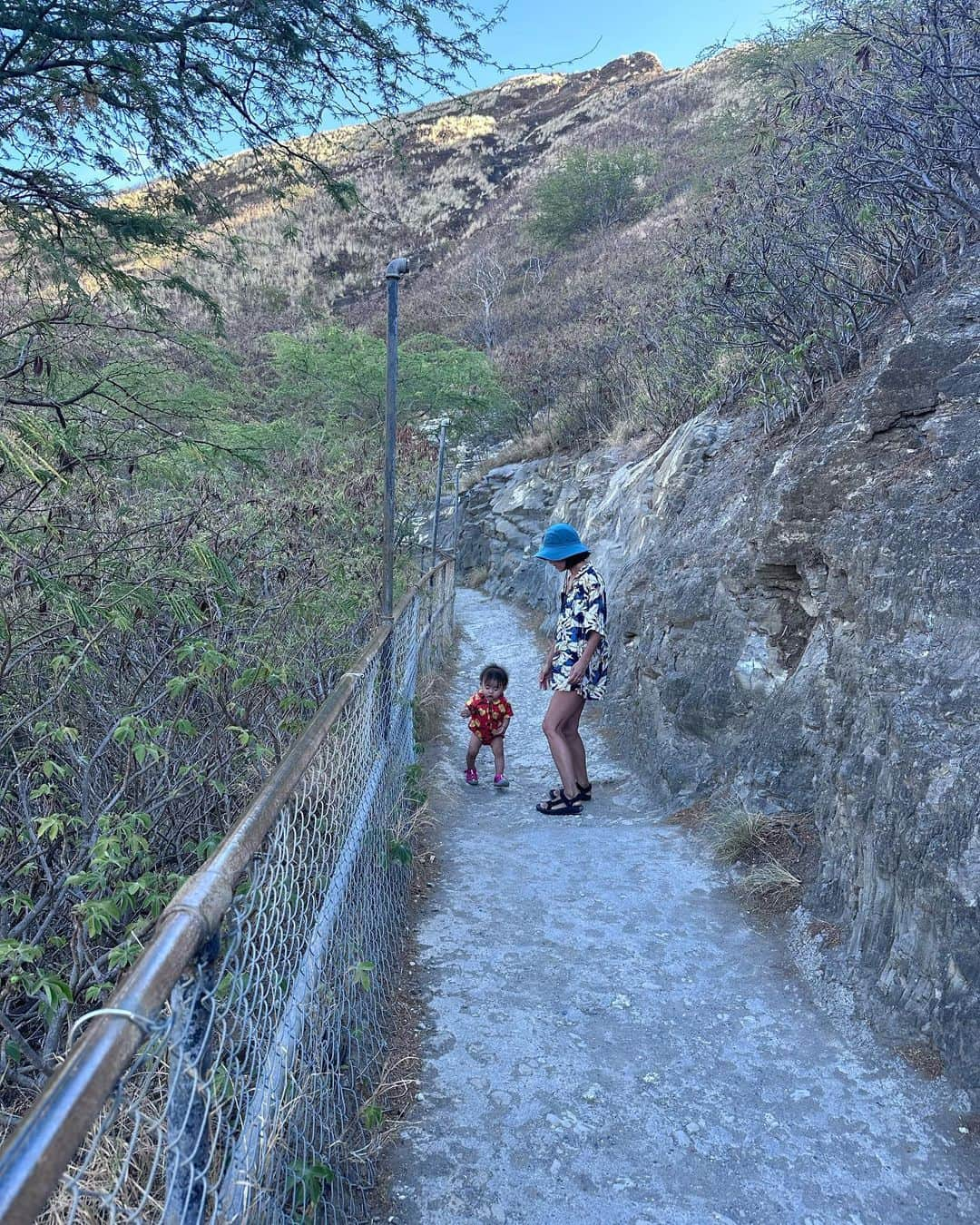 ANNA さんのインスタグラム写真 - (ANNA Instagram)「今日はダイヤモンドヘッドに登りました⛰️  山頂まで30分。軽装でゆるっと登山⛰️ でもパパは9kgの娘を背負ってた為、まぁまぁ過酷だったみたい😂  とはいえ、娘もちゃーんと所々自分の足で歩きました👏  また一つ、娘は新しい経験が出来ました☺️🌈  #子連れハワイ #1歳女の子ママ #ダイヤモンドヘッド #子連れ登山 #daiamondhead #登山ベイビー」6月30日 18時11分 - anna_flare