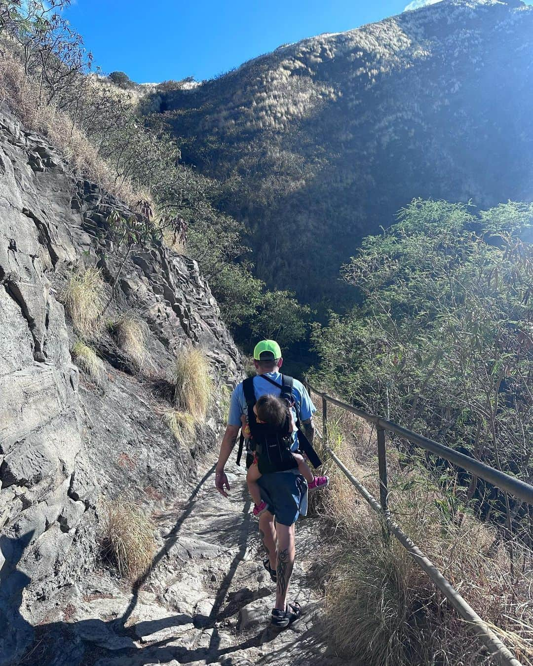 ANNA さんのインスタグラム写真 - (ANNA Instagram)「今日はダイヤモンドヘッドに登りました⛰️  山頂まで30分。軽装でゆるっと登山⛰️ でもパパは9kgの娘を背負ってた為、まぁまぁ過酷だったみたい😂  とはいえ、娘もちゃーんと所々自分の足で歩きました👏  また一つ、娘は新しい経験が出来ました☺️🌈  #子連れハワイ #1歳女の子ママ #ダイヤモンドヘッド #子連れ登山 #daiamondhead #登山ベイビー」6月30日 18時11分 - anna_flare