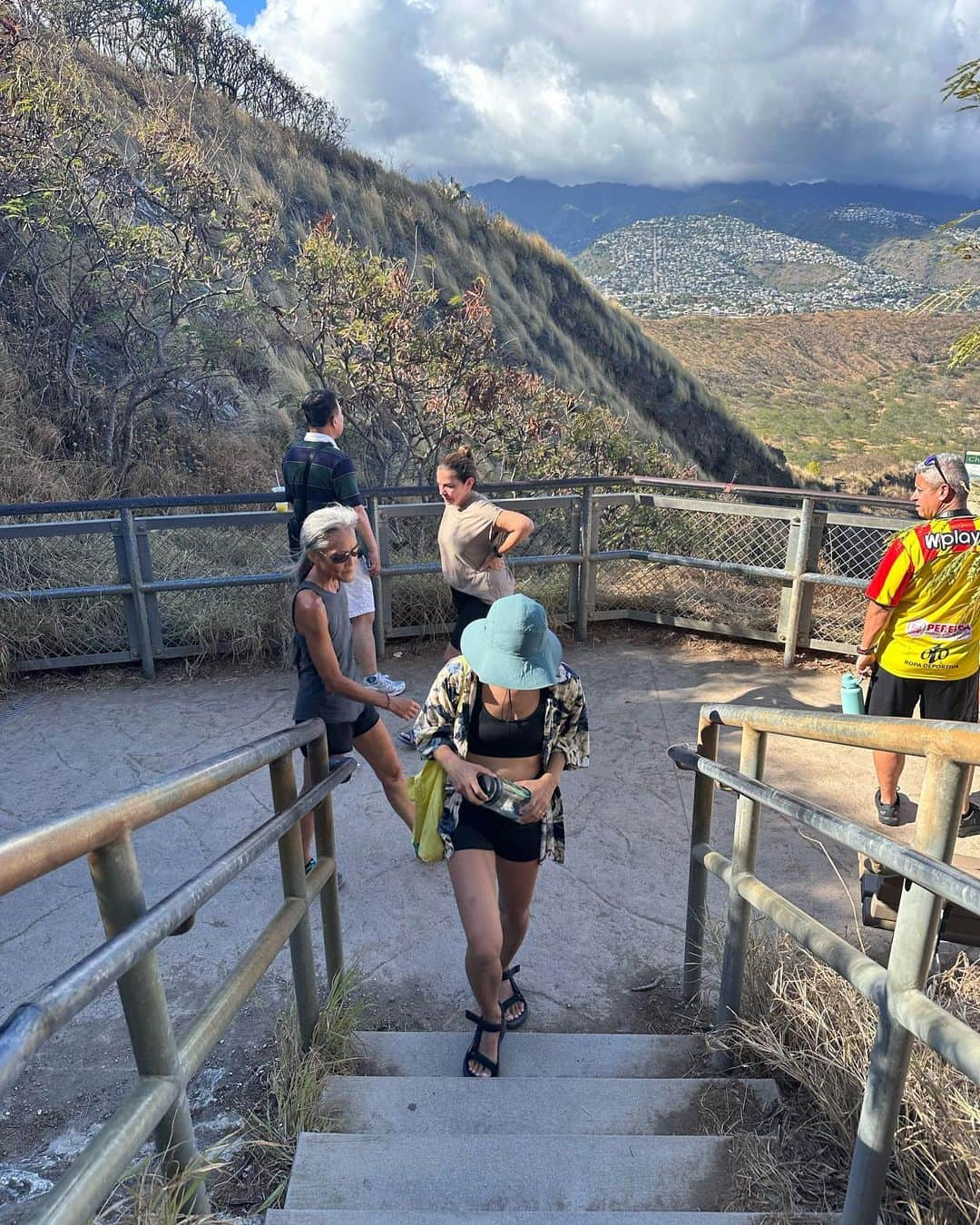 ANNA さんのインスタグラム写真 - (ANNA Instagram)「今日はダイヤモンドヘッドに登りました⛰️  山頂まで30分。軽装でゆるっと登山⛰️ でもパパは9kgの娘を背負ってた為、まぁまぁ過酷だったみたい😂  とはいえ、娘もちゃーんと所々自分の足で歩きました👏  また一つ、娘は新しい経験が出来ました☺️🌈  #子連れハワイ #1歳女の子ママ #ダイヤモンドヘッド #子連れ登山 #daiamondhead #登山ベイビー」6月30日 18時11分 - anna_flare