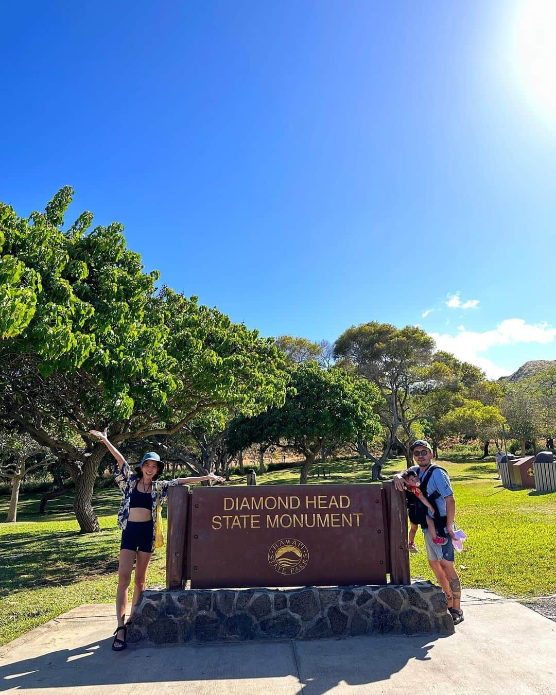 ANNA のインスタグラム：「今日はダイヤモンドヘッドに登りました⛰️  山頂まで30分。軽装でゆるっと登山⛰️ でもパパは9kgの娘を背負ってた為、まぁまぁ過酷だったみたい😂  とはいえ、娘もちゃーんと所々自分の足で歩きました👏  また一つ、娘は新しい経験が出来ました☺️🌈  #子連れハワイ #1歳女の子ママ #ダイヤモンドヘッド #子連れ登山 #daiamondhead #登山ベイビー」