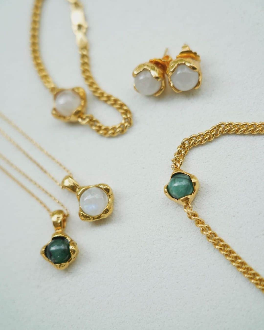 のインスタグラム：「"new accessory" ⁡ 今週は、華やかな新作アクセサリーが多数入荷✨ ⁡ 上品な雰囲気を演出してくれるアイテムや、 華奢で繊細なアイテムまで、豊富に揃います。 ⁡ ⁡ ￣￣￣￣￣￣￣ ⁡ page 1 ⁡ ALIGHIERI THE LUNAR FRAGMENT MOONSTONE NECKLACE ¥37,400(税込) Size:free Color:ホワイト No.23091910001130 ⁡ ⁡ ALIGHIERI THE EYE OF THE STORM EMERALD NECKLACE ¥37,400(税込) Size:free Color:グリーン No.23091910006530 ⁡ ⁡ ALIGHIERI THE EYE OF THE MOONSTONE BRACELET ¥40,700(税込) Size:free Color:ホワイト No.23091910001230 ⁡ ※こちらの商品は一部店舗限定販売となります。 〈展開店舗〉 ルミネ店舗/ベイクルーズストア名古屋店/名古屋高島屋店/ルクア大阪店/神戸店/Maison IENA広島店/福岡PARCO店/博多店 ⁡ ⁡ ALIGHIERI THE EYE OF THE MOONSTONE BRACELET ¥40,700(税込) Size:free Color:グリーン No.23091910001330 ⁡ ⁡ ※こちらの商品は一部店舗限定販売となります。 〈展開店舗〉 ルミネ店舗/ベイクルーズストア名古屋店/名古屋高島屋店/ルクア大阪店/神戸店/Maison IENA広島店/福岡PARCO店/博多店 ⁡ ⁡ ALIGHIERI THE EYE OF THE LENS STUDS ¥33,000(税込) Size:free Color:ホワイト No.23091910001430 ⁡ ⁡ ⁡ page 2 ⁡ ALIGHIERI THE EYE OF THE MOONSTONE BR ¥40,700(税込) Size:free Color:グリーン No.23091910001330 ⁡ ⁡ BDM STUDIO SIMPLE RING IMAI S ¥7,150(税込) Size:free Color:ゴールド No.23091910000430 ⁡ ⁡ LES BONBON plane リング ¥8,800(税込) Size:free Color:ゴールド No.23091910008310 ⁡ ⁡ page 3 ⁡ BDM STUDIO HOOP EARRINGS PURE ¥11,000(税込) Size:free Color:ゴールド No.23091910000530 ⁡ ⁡ page ４ ⁡ DOMINIQUE DENAIVE  ¥9,900(税込) Size:free Color:ホワイト No.23091910000630 ⁡ ⁡ ALIGHIERI THE EYE OF THE MOONSTONE BR ¥40,700(税込) Size:free Color:ホワイト No.23091910001230 店舗限定 ⁡ ⁡ BDM STUDIO SIMPLE RING IMAI S ¥7,150(税込) Size:free Color:ゴールド No.23091910000430 ⁡ ⁡ LES BONBON plane リング ¥8,800(税込) Size:free Color:ゴールド No.23091910008310 ⁡ ⁡ BDM STUDIO NACKLACE ILLUSION ¥9,900(税込) Size:free Color:ゴールド No.23091910000330 ⁡ ⁡ ⁡ page 5 ⁡ BDM STUDIO HOOP EARRINGS PURE ¥11,000(税込) Size:free Color:ゴールド No.23091910000530 ⁡ ⁡ BDM STUDIO SIMPLE RING IMAI S ¥7,150(税込) Size:free Color:ゴールド No.23091910000430 ⁡ ⁡ ￣￣￣￣￣￣￣ ⁡ #iena #iena_23aw #baycrews #baycrewsstore  #fashion #ファッション  #アクセ #ゴールドアクセサリー #ゴールドアクセ  #2023_07_newarrival」