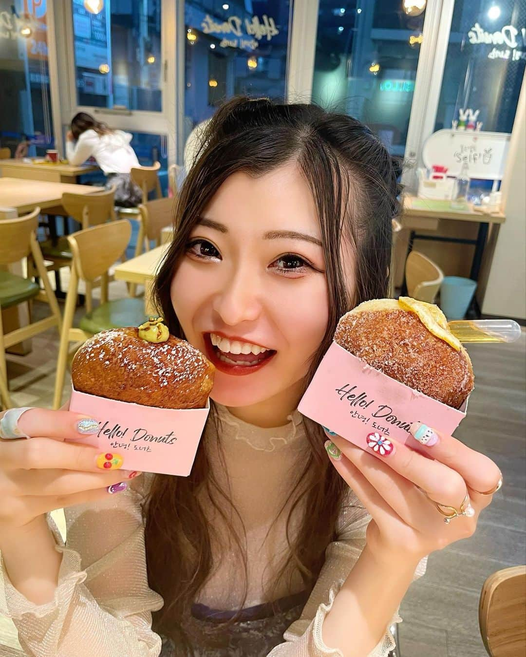 葦原海のインスタグラム：「#コーデ  この前すっごく久しぶりにドーナツを食べたの🍩 新大久保にある @hellodonuts.jp  こんなに美味しい食べ物だったっけ？🥺 　 5月,6月は出張も少なめで たまに妹がお家に来てたので 第2弾のSHEINアイテム使って ヘアアレンジをしてもらったよ🪞✨ 　 髪型変わるとお洒落さアップする🥺✊🏻 YouTube動画も撮ったので 近々アップするよ〜！見てね😘💕 　 　 《着用している商品番号》 紺色ワンピース：13772423 (Mサイズ) インナー(アプリコット)：7959712 (Sサイズ) 水色リボンヘアクリップ：13752171 白色ワンピース：13701508 (Sサイズ) 天使の羽クリップ：7814792     【クーポンコード】⇨ ashihara お買い上げ金額1～5,999円まではセール価格より15%OFF、6,000円以上は20%OFFが適用！ < @shein_japan > 是非使ってお得にお買い物してね🥹💖 　 利用期限：本日～9月30日 　　 . . . #SHEINforAll #SHEIN #ootd #fashion #SHEIN購入品 #SHEINコーデ #車椅子 #ファッション #モデル #ad @sheinofficial」