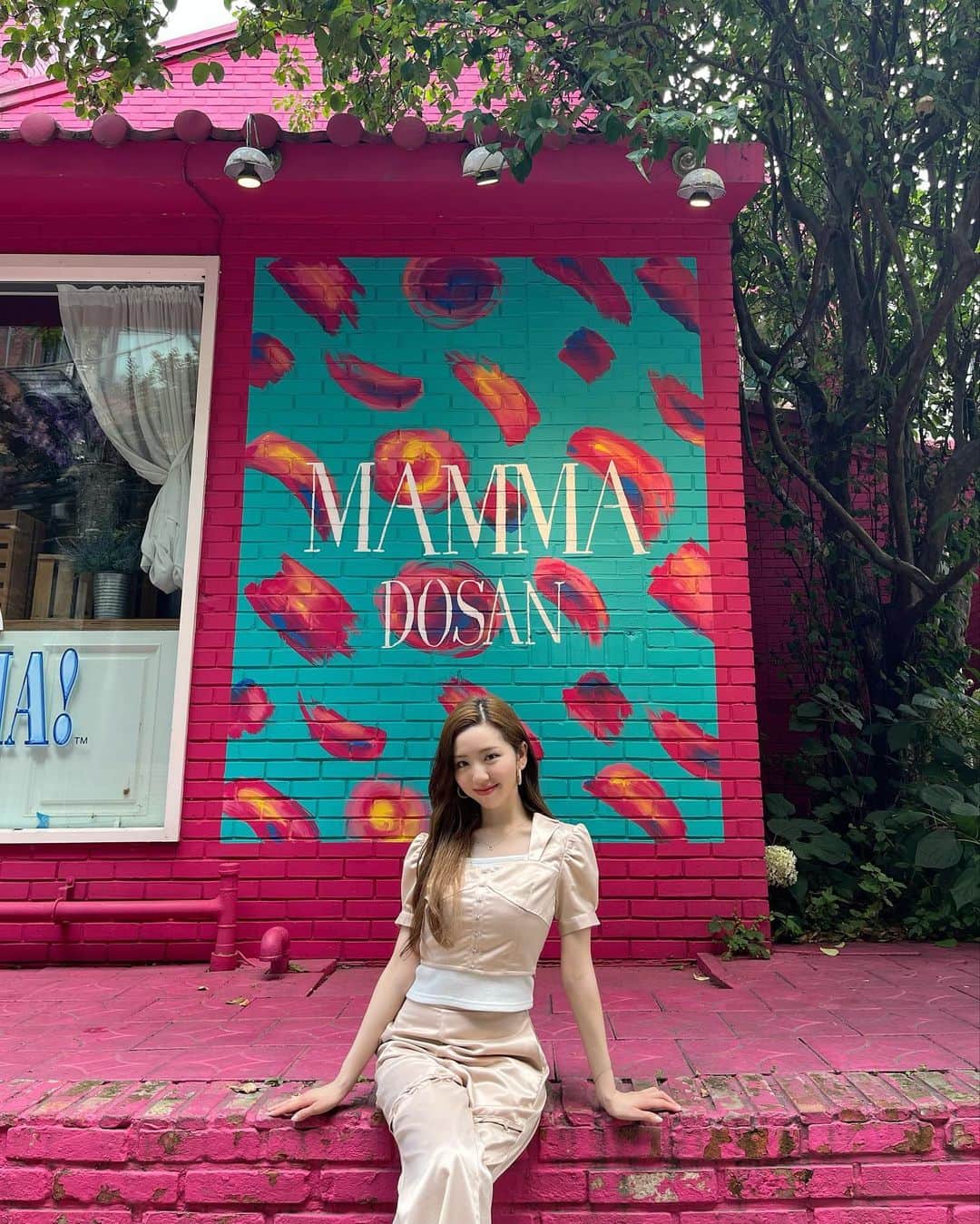 濵松里緒菜のインスタグラム：「☕️DOSAN MAMMA  韓国の狎鴎亭ロデオにあるカフェ🤍  インスタで見ていて気になってたカフェの１つ！  時間がなくて店内には入れなかったけど、 人気のピンクの壁の前で写真撮れて嬉しい☺️  ここは店内もテラス席も全てが可愛い💕  次の機会にまた行きます！！  #dosanmamma #도산맘마 #韓国 #カフェ #韓国カフェ #カフェ巡り #アックジョン #アックジョンロデオ #狎鴎亭ロデオ #アックジョンカフェ #アックジョンロデオカフェ #狎鴎亭ロデオカフェ #카페 #cafe #koreancafe #カフェ好き #Riona #리오나」