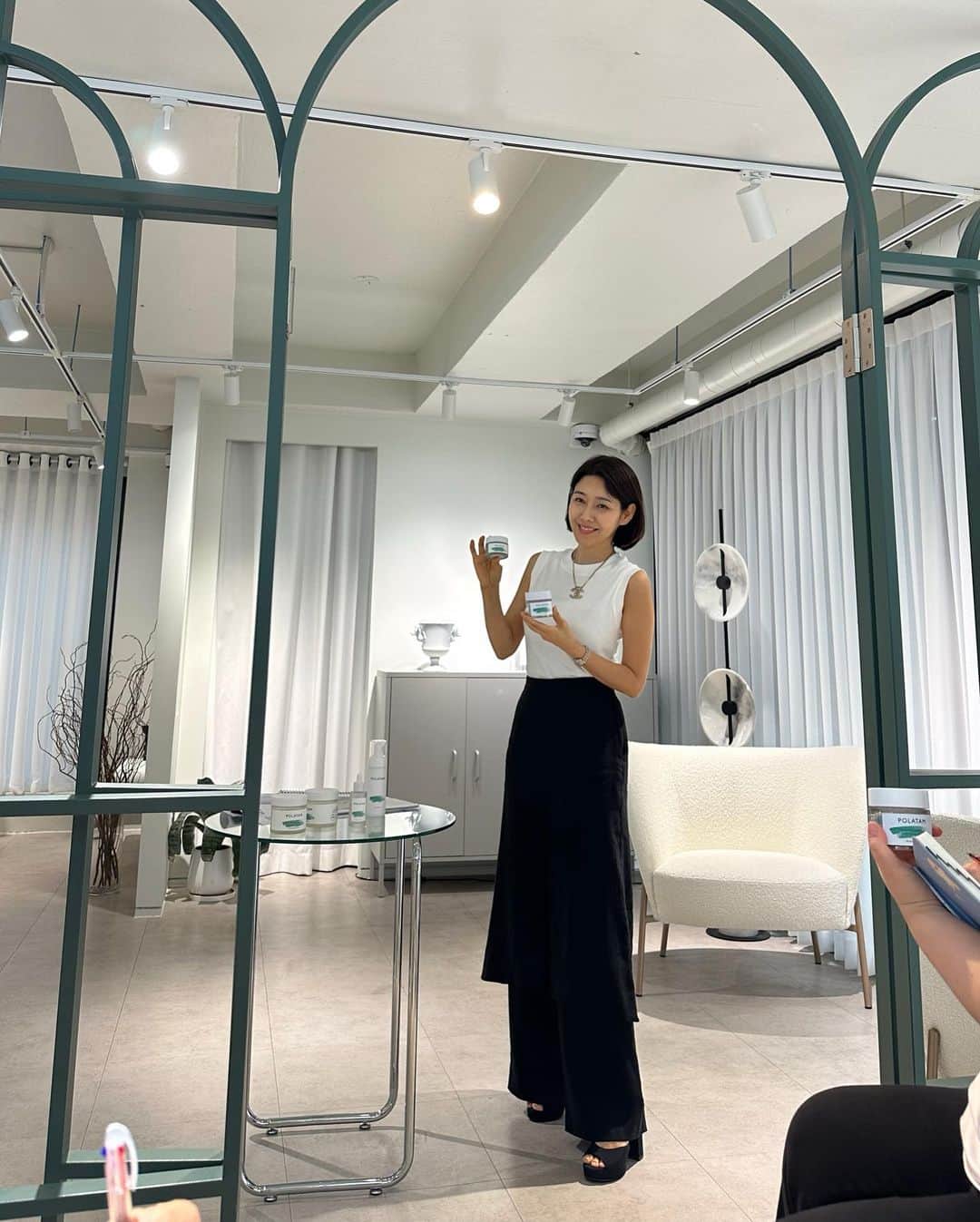 パク・タミさんのインスタグラム写真 - (パク・タミInstagram)「- 하루를 아주 알뜰하게 쓰고 있는 기분~ 이 느낌이 참 좋아요. 오늘은 새벽부터 시작된 일정이라 그런지, 하루가 길게 느껴져 시간을 조금 더 선물받은 것 같고, 매 시간이 그냥 감사입니다.  오전 글로벌 미팅 마치고, 함께 간 맛집은 찐맛집이었어요. 캐주얼하고 유쾌한 대화들이, 만족되는 한입과 어우러진 시간^^  오후 회의는 시카 크림 더블업 사이즈를 두고 회의. (고객님들의 의견을 귀담아 듣는 폴라탐이니까요 💚) 한참 설명을 하다 직원들 표정이 갑자기 눈에 들어왔는데...  반.짝.반.짝. 열정적인 그들의 태도.. 또 혼자 속으로 부을끈!!! (잘 끌어줄 수 있는 멋진 대표가 될테야!!! ㅎㅎ)  이제 스을스을~ 아이들 라이드 하러 가려구요. 모두 맛저 하세요~~  행복한 금요일 (아이들이랑~ 밤에 영화봐야지~!!!)   #TGIF」6月30日 18時13分 - tamystory