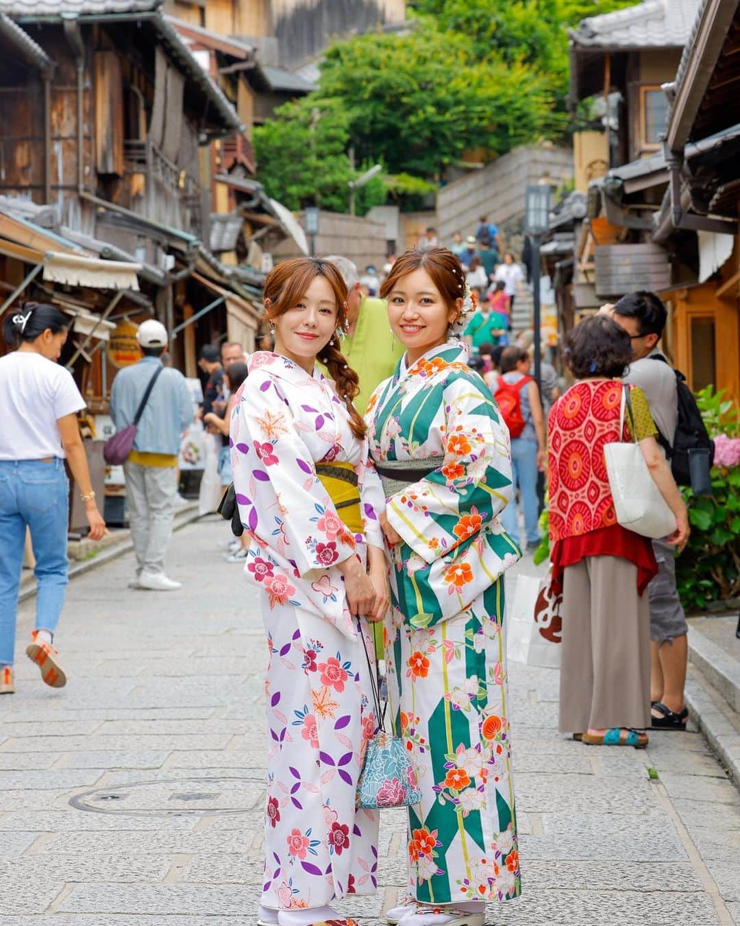 MINAMIさんのインスタグラム写真 - (MINAMIInstagram)「京都〜🥳楽しかった🫶 もう3週間前かぁ🫣 また行きたいなぁ😚 初めて緑のお着物きたよ👘💚  📍二寧坂 date. 2023.6.5  二寧坂はどこを写真とっても風情があって素敵な場所🤭 食べ歩きもたくさんしたし歩いてるだけで楽しい✌️ まだまだ素敵な写真撮ってもらったのでアップします✨ 着物で歩いてると海外の方から写真撮って言ってもらえる😂❤️  .  #着物 #京都 #京都観光 #清水寺 #京都グルメ #ゴルフ #ゴルフ女子 #ゴルフ男子 #スポーツ女子 # #golf #golfing #golfer #golfwear #YouTube #골프 #골프여자 #高尔夫」6月30日 18時13分 - minamii_golf