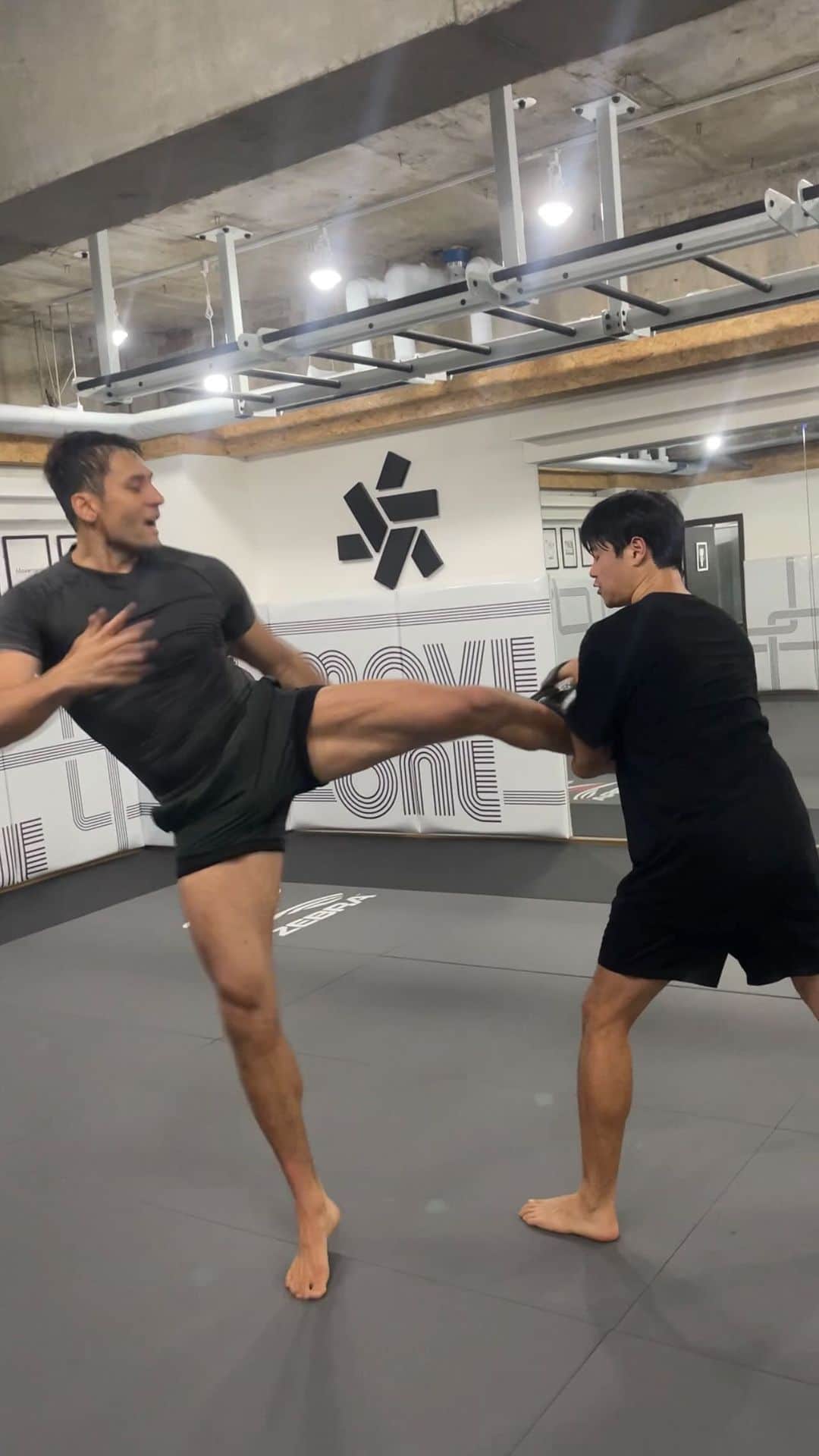 のインスタグラム：「Been ages… 😢 진짜 오랜만이야 ㅠㅠ 힘들어 죽겠어. @jiujitsu_booraders @mild7kim 형 재밌었어^^」