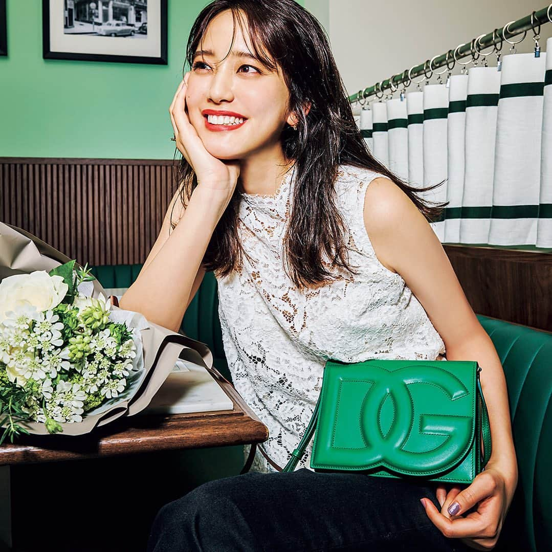 CLASSY公式のインスタグラム：「. ／ カラーレスなお出かけを彩る DG LOGO BAG💚💗🤎 ＼  ベーシックカラーを主役にしたいつものコーディネートに、 新鮮なメリハリを与えてくれる憧れブランドのアイテム。  ドルチェ＆ガッバーナのアイコンバッグなら、それひとつで主役級の存在感！  この夏の装いに、モードな華やぎを加えてみて。  CLASSY.8月号、CLASSY.ONLINEでは DG LOGO BAG４型をご紹介💼 山崎紘菜さんの素敵なルックとともにお楽しみください✨  #classymagazine #dolcegabbana #dglogobag #ドルチェアンドガッバーナ #山崎紘菜」