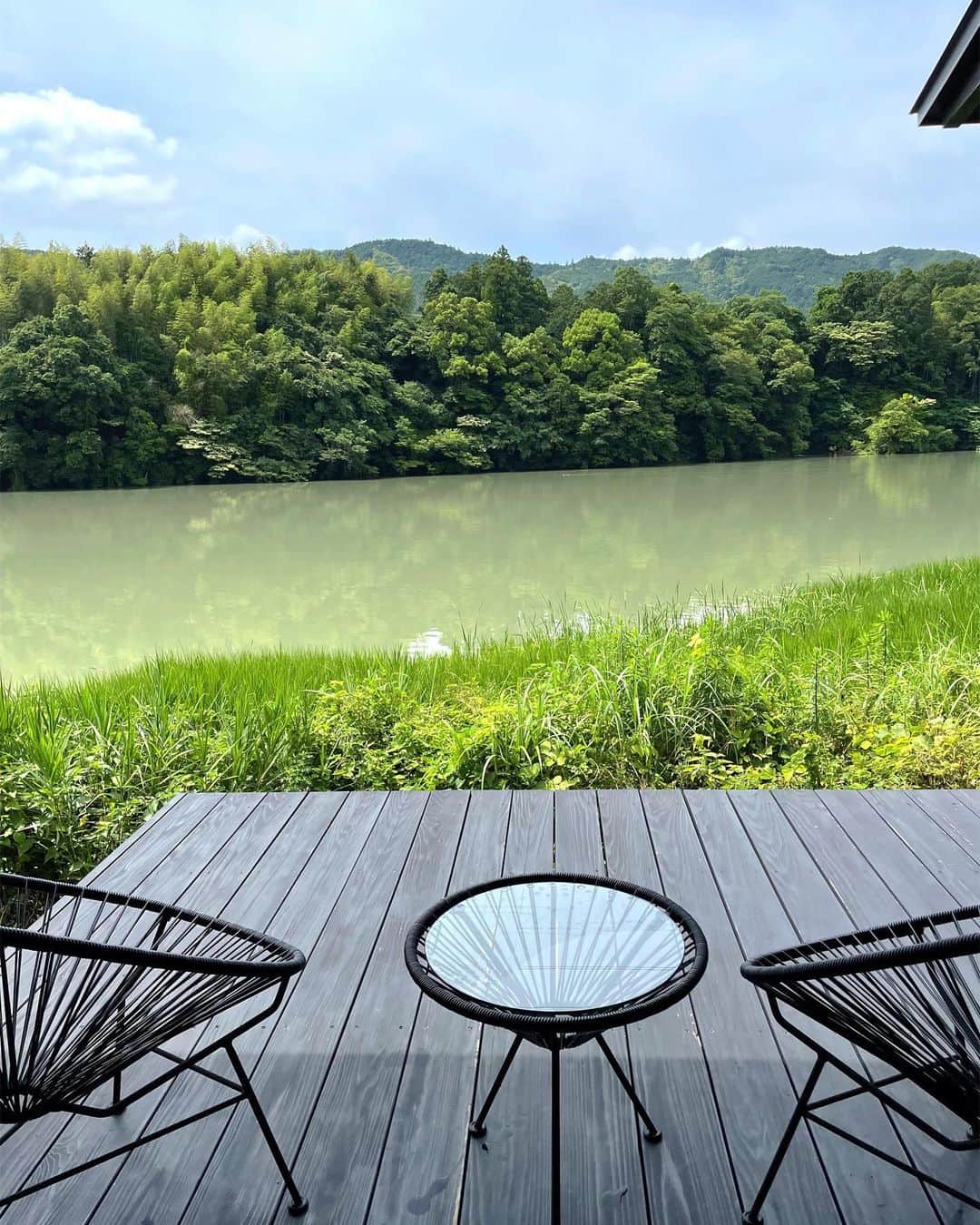 田尻夏樹（なつきんぐ）さんのインスタグラム写真 - (田尻夏樹（なつきんぐ）Instagram)「湖畔遊🌿 目の前が湖で鴨が遊びに来てくれる🦆  風で揺れる葉の音、鳥のさえずりを聴きながら 瞑想をする時間はたまらなく贅沢で こんな素敵な場所が日本にあるって事を もっとたくさんの人に知ってほしい✨  露天風呂も音質最強スピーカーも良きまるです◎」7月1日 19時05分 - tajiri_natsuki