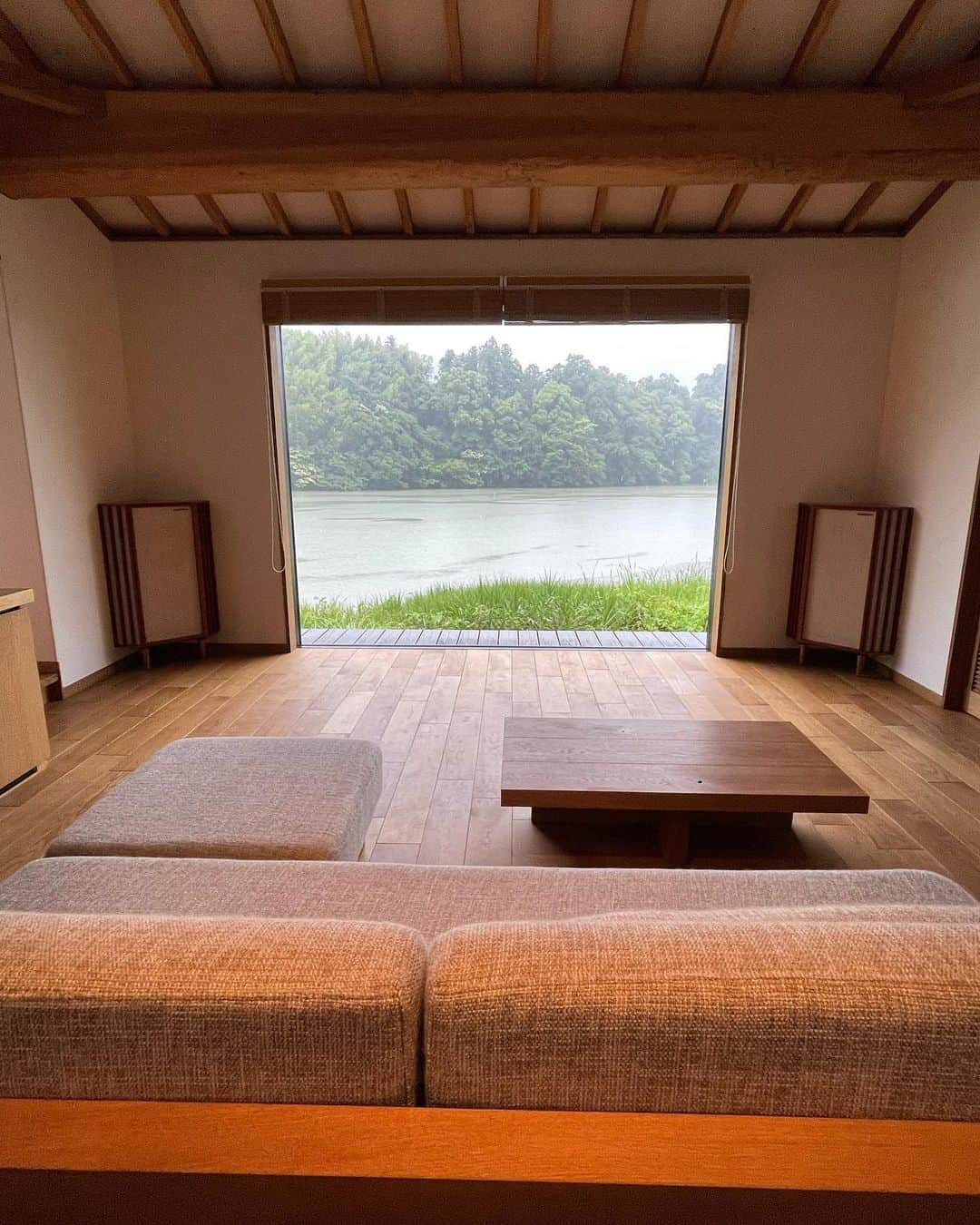 田尻夏樹（なつきんぐ）さんのインスタグラム写真 - (田尻夏樹（なつきんぐ）Instagram)「湖畔遊🌿 目の前が湖で鴨が遊びに来てくれる🦆  風で揺れる葉の音、鳥のさえずりを聴きながら 瞑想をする時間はたまらなく贅沢で こんな素敵な場所が日本にあるって事を もっとたくさんの人に知ってほしい✨  露天風呂も音質最強スピーカーも良きまるです◎」7月1日 19時05分 - tajiri_natsuki