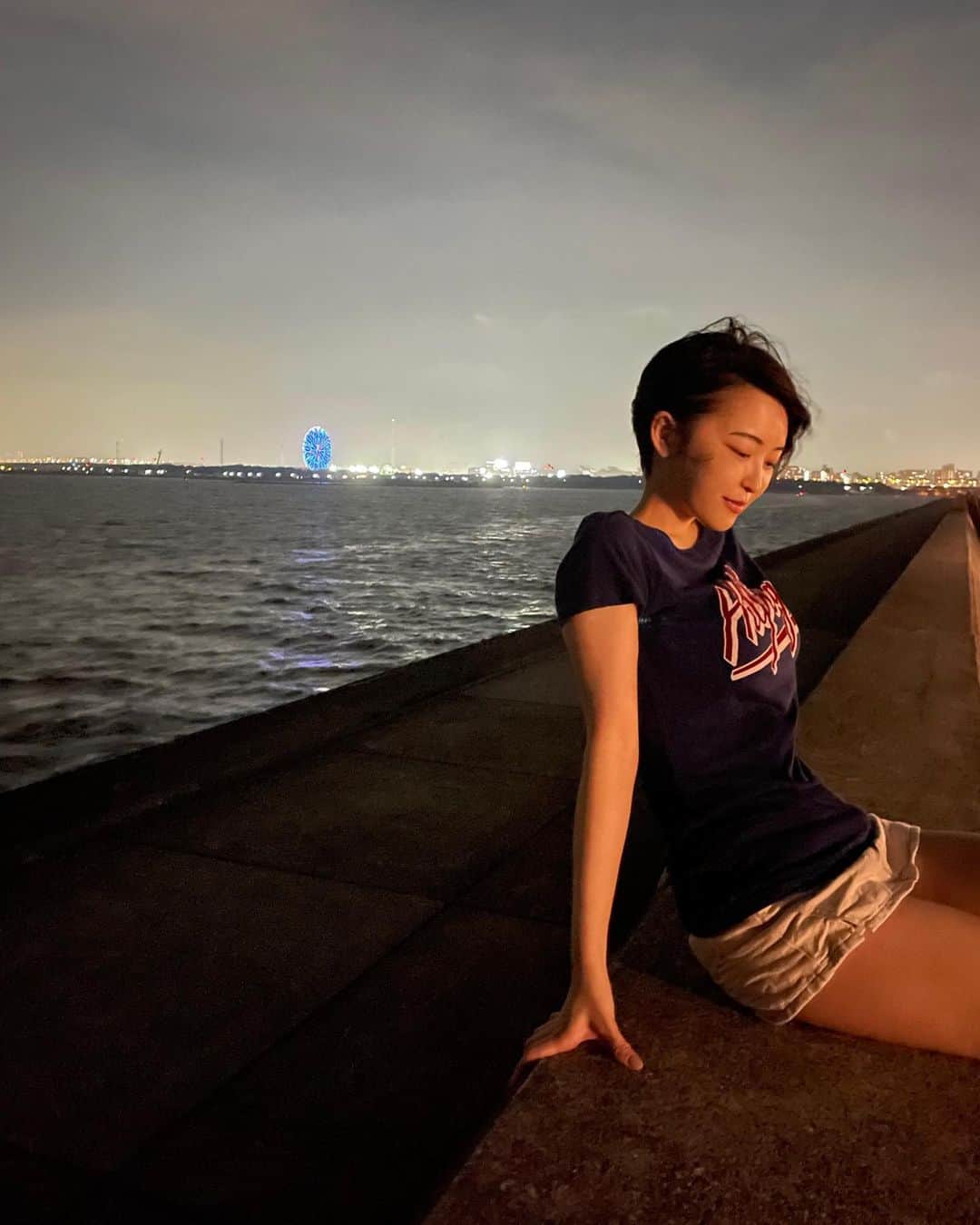 忍野さらさんのインスタグラム写真 - (忍野さらInstagram)「のびぃーっ🐬  皆さんはリフレッシュしたい時 どうしますか？  私はすっぴん旅が好きです 夜風がとっても気持ちよかった  #nomakeup」6月30日 16時45分 - oshinosara