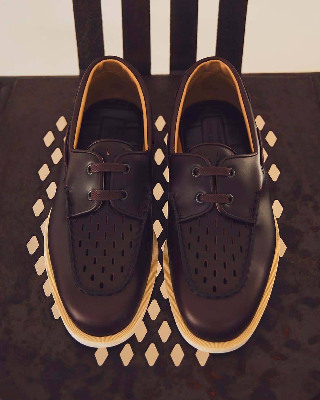 ジョンロブさんのインスタグラム写真 - (ジョンロブInstagram)「The house presented a preview of its Spring Summer ’24 collection in the galleries of Jardin du Palais-Royal during the most recent edition of men’s Paris Fashion week.  . #johnlobb  @lucaslehmann」6月30日 16時49分 - johnlobb