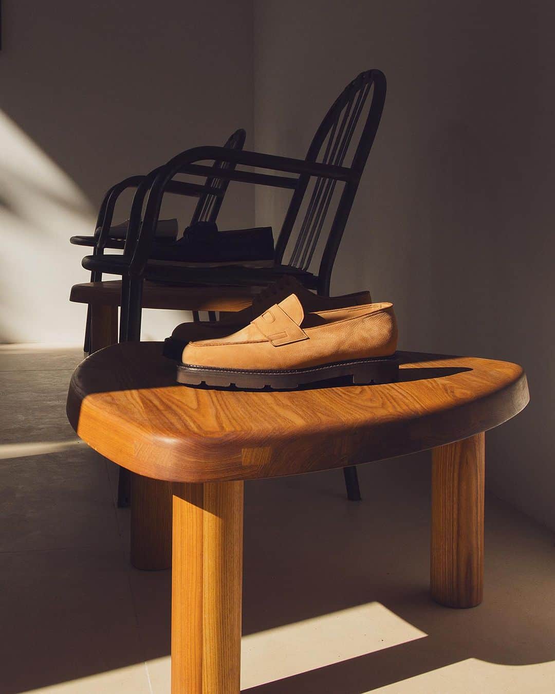 ジョンロブのインスタグラム：「The house presented a preview of its Spring Summer ’24 collection in the galleries of Jardin du Palais-Royal during the most recent edition of men’s Paris Fashion week.  . #johnlobb  @lucaslehmann」
