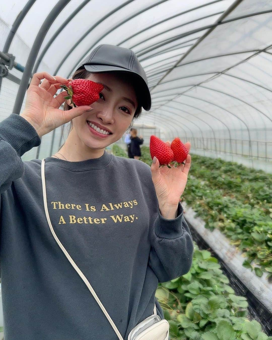 高野桃子さんのインスタグラム写真 - (高野桃子Instagram)「There is always a better way. いちご狩り🍓一粒一粒おっきくて甘くておいしいスカイベリー！30コは食べたと思うコスパ最強  #いちご狩り #いちご狩り🍓#スカイベリー #スカイベリー狩り　#いちご #苺 #いちご大好き」6月30日 16時53分 - takano_sd