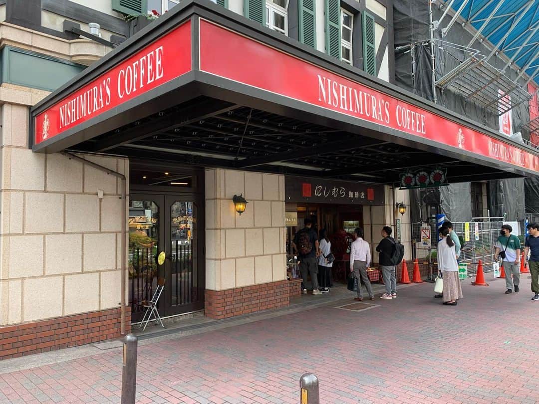 のインスタグラム：「＂にしむら珈琲店　中山手本店＂(#神戸三宮)  神戸に来たならにしむら珈琲。ベタなスポット。 ゲイシャが安かった。タルトが美味しそうすぎて我慢出来なかった。  #コーヒー #珈琲 #コーヒースタンド #コーヒー大好き #カフェ #カフェ巡り #カフェ部 #カフェ散歩 #喫茶店 #喫茶部 #cafe #cafetime #cafestagram #cafeculture #cafelife #coffee #coffeetime #coffeeshop #coffeebreak #coffeelove #coffeelovers #coffeeculture #coffeelife #coffeeholic #coffeeshopvibes」