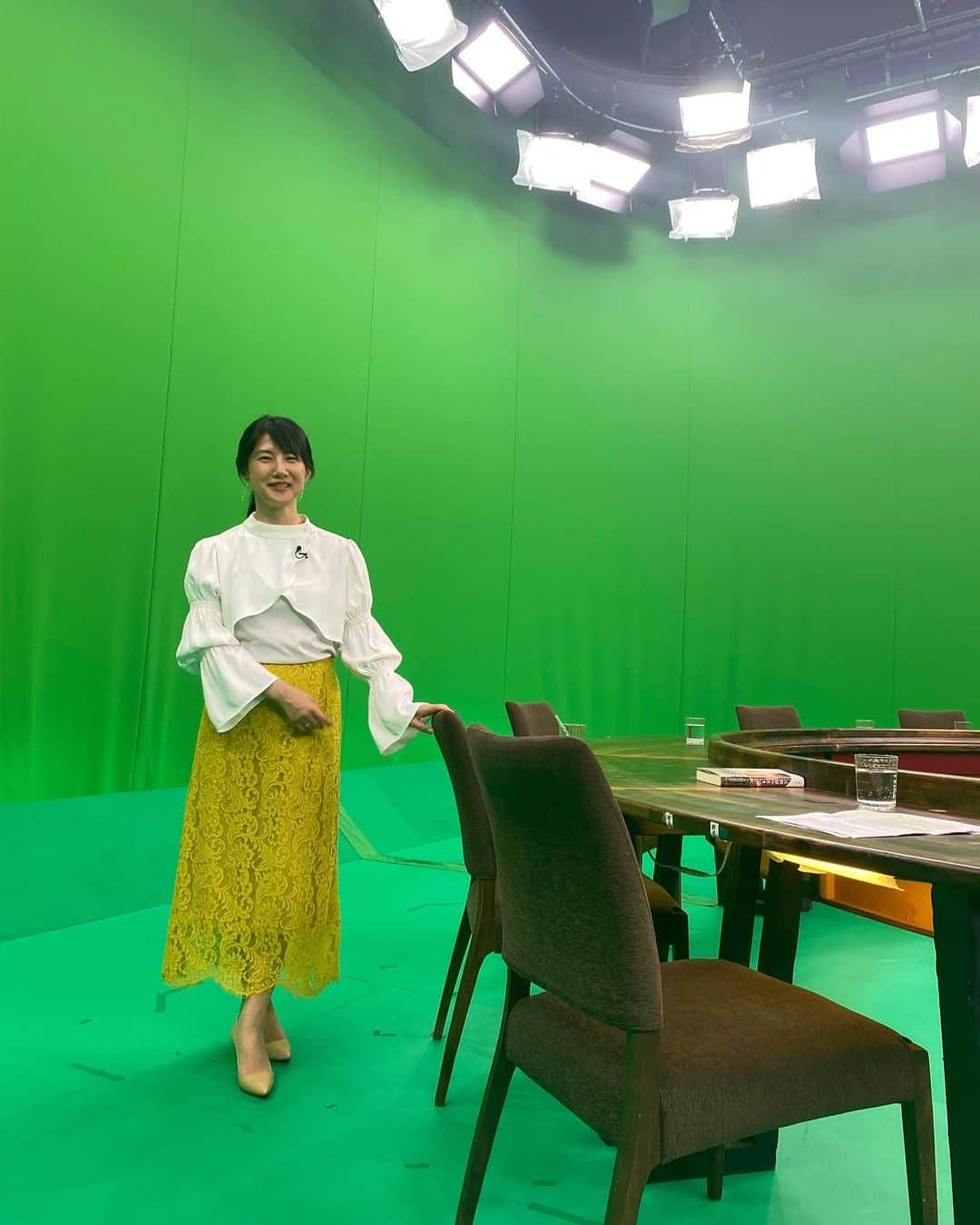 中江有里のインスタグラム：「本日6月30日BS11「鈴木哲夫の永田町ショータイム」（夜9時から） テーマは週刊誌と政治。週刊誌から生まれるスクープの裏側などを現役ジャーナリストが語ります。 私のおすすめの一冊も紹介。  スタジオは合成用の緑一色。 緑の服を着ると、大変なことになります。  #中江有里  #永田町ショータイム #鈴木哲夫　さん #bs11」