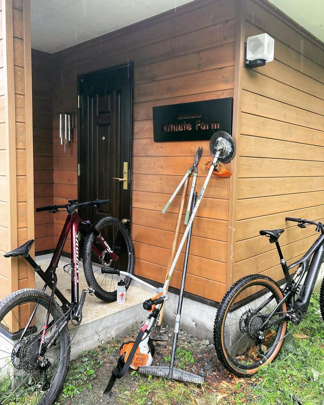 山本幸平のインスタグラム：「ヤマモトアスリートファームベース敷地内のMTBコースを整備しに来ました。雨の中ですが、気持ち込めて整備しました。明日のクラブイベントが無事に開催できます様に！(雨でも開催予定、パノラマリゾートのゴンドラ運航が無い場合はイベントキャンセルもあり得ますが、向かって来ている方もいますので明日9時半には、僕は集合場所に必ず居ますので、宜しくお願いします。) @yamamotoathletefarm  #ヤマモトアスリートファームベース #athletefarmmtbclub」