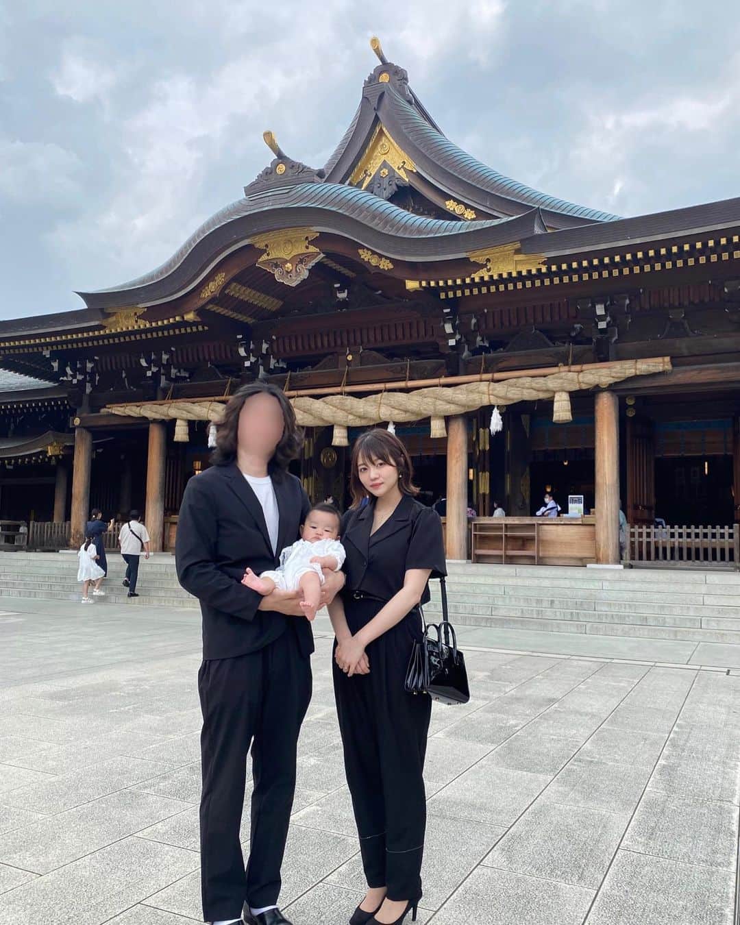 長嶋りあんのインスタグラム：「遅めのお宮参りと、百日祝い㊗️  ここ数日でおもちゃを手に持って舐めれたり、寝返りがもう少しだったり、毎日大成長！  ゆっくりでいいから、すくすく大きくなってね♡  #令和5年ベビー #お食い初め #お宮参り #お宮参りフォト #寒川神社」