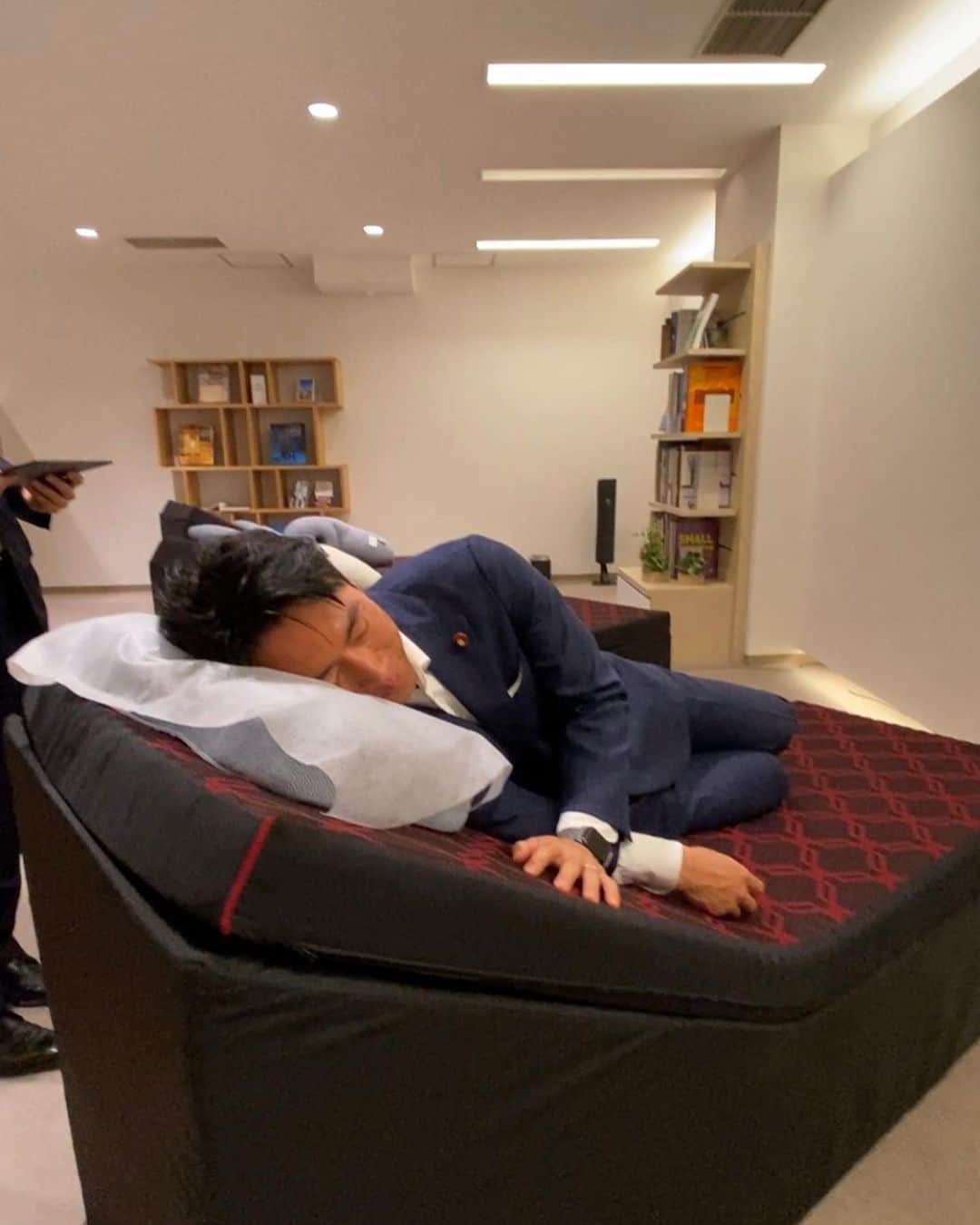小泉進次郎さんのインスタグラム写真 - (小泉進次郎Instagram)「布団で有名な老舗企業「西川」の視察の機会を頂きました。400年以上前に蚊帳ビジネスからスタートし、今ではメジャーリーガーの大谷翔平選手のマットレスまで。日本の寝具、睡眠グッズは世界で稼げる輸出の代表選手になれると感じました。  オフィスには、ヒーリングミュージックとアロマを流していたり、照明も時間に合わせて調整されていて、明るく快適な雰囲気が漂っていました。そして、「ちょっと寝」専用の部屋は、机に突っ伏して寝たい人向けのクッションから抱き枕まで、思い思いの仮眠ができる部屋になっています。さすが、布団の西川です。  政策についてもヒントが色々ありました。保健機能食品（トクホなど）のように、睡眠環境の改善により健康に資することが科学的に説明できれば、「特定機能製品（仮称）」のような制度ができないかなどです。睡眠薬なしには寝られない状態を続けるより、眠りやすい環境づくりや睡眠の質を上げることができる民間サービスを普及させた方が身体にも経済にもプラスです。  睡眠は誰にとっても大事です。まだまだ政策として強化できる余地が大きく、日本の持つ繊細な技術とアプローチを強みに世界で勝負できる一分野だと感じました。  貴重な学びの機会をありがとうございました。  #ふとん #西川 #蚊帳  #大谷翔平 #睡眠 #寝具 #睡眠グッズ #睡眠の質 #西川八一行 社長 #小泉進次郎」6月30日 16時59分 - shinjiro.koizumi