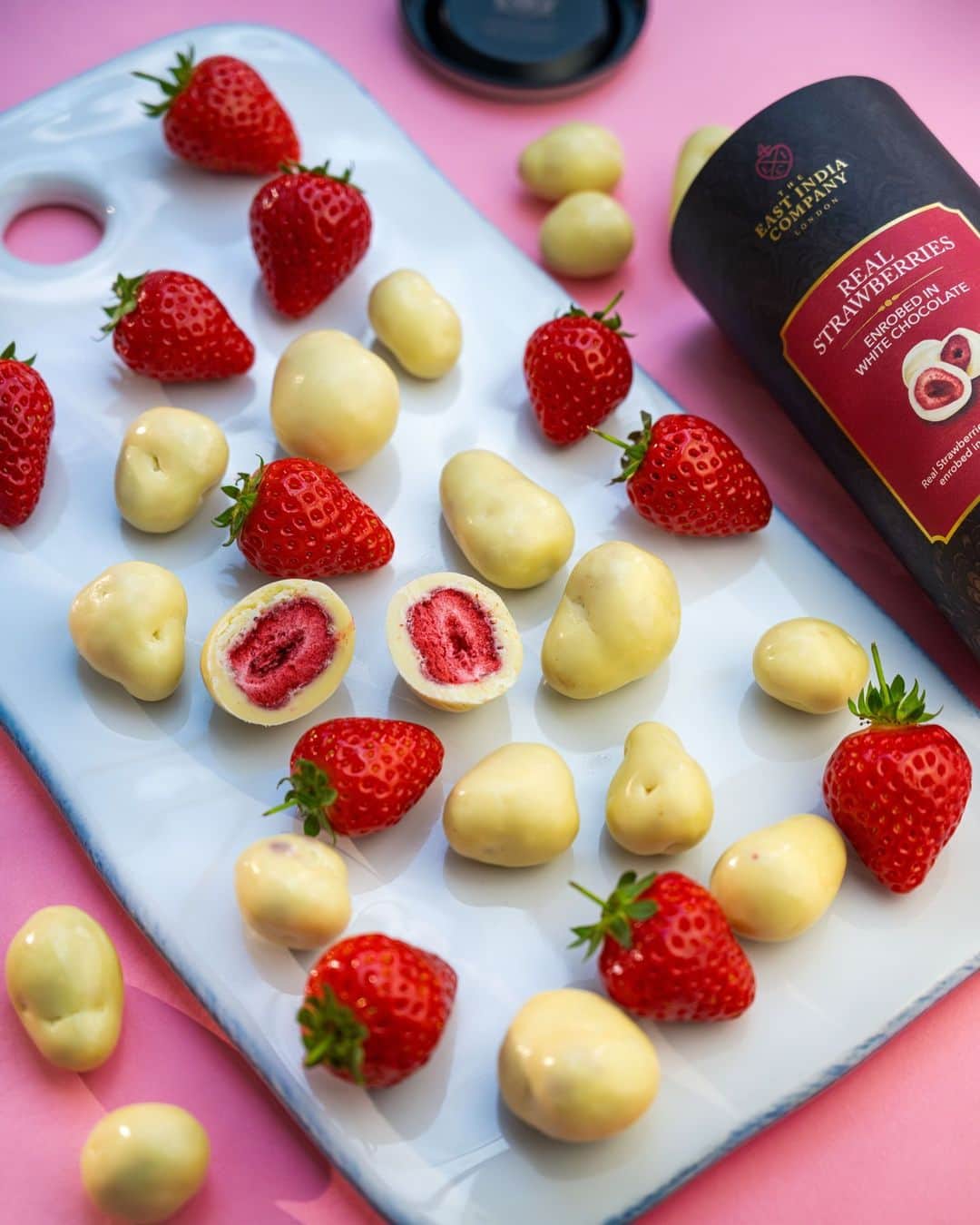 のインスタグラム：「Escape the hustle and bustle with freeze-dried strawberries and decadent creamy white chocolate. Summer decadence done right.  #theeastindiacompany #luxury #strawberries #luxurygoods #luxurylifestyle #coatedstrawberries #food #summer #chocolate #enrobedchocolate」