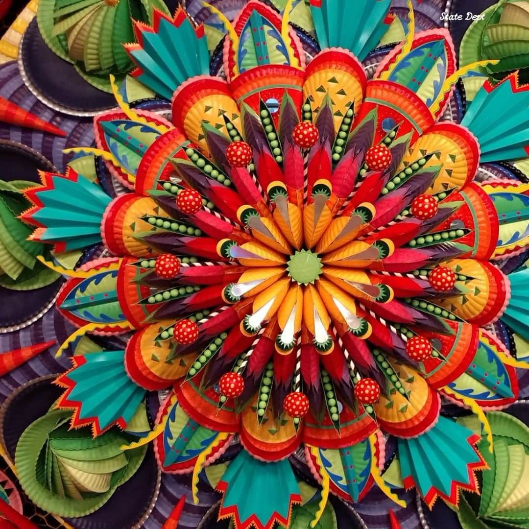 アメリカ大使館さんのインスタグラム写真 - (アメリカ大使館Instagram)「ウェンディ・ブラックマンさんによる、紙皿で作られた回転するフード・マンダラのキネティック・スカルプチャー。ボルチモアで開催された展覧会で紹介されました。  #FoodMandala #Mandala #マンダラ #曼荼羅 #kineticart #Fruits #フルーツ細工」6月30日 17時00分 - usembassytokyo