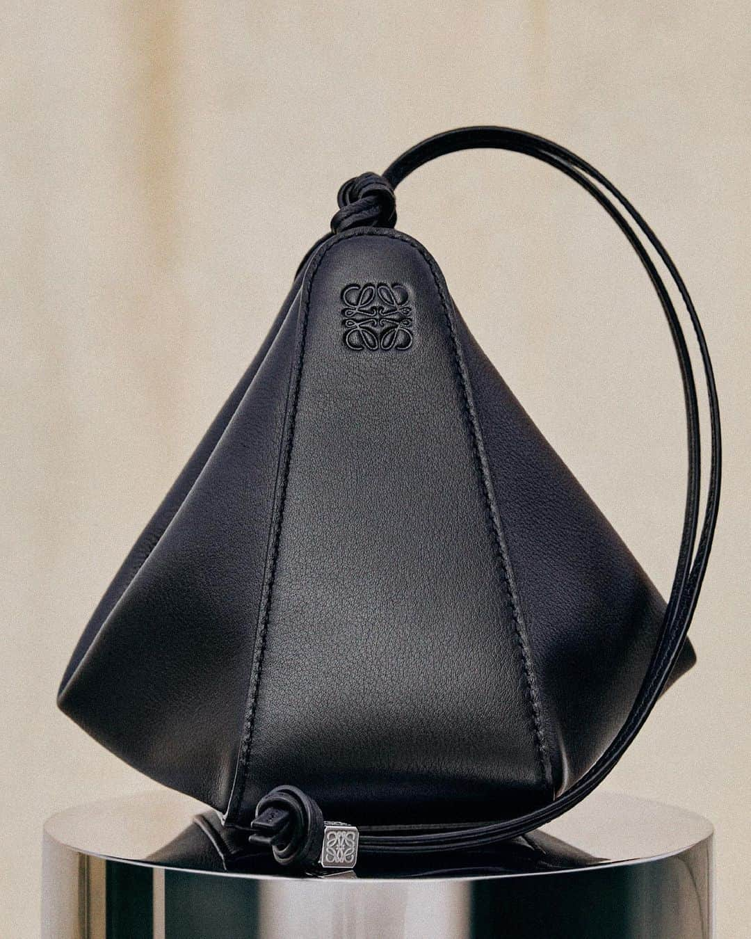 Loeweさんのインスタグラム写真 - (LoeweInstagram)「Hammock Hobo mini bag in Black leather.  LOEWE Fall Winter 2023 precollection  loewe.com  #LOEWE #LOEWEhammock」6月30日 17時00分 - loewe