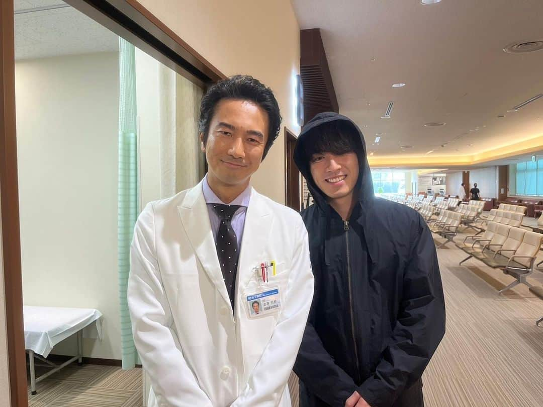 Dr.チョコレートさんのインスタグラム写真 - (Dr.チョコレートInstagram)「.  🩺┈┈┈┈┈┈┈┈┈┈┈┈┈┈୨୧  #ドクターチョコレート  応援ありがとうございました🌻  ୨୧┈┈┈┈┈┈┈┈┈┈┈┈┈┈🍫  未公開オフショット蔵出し大放出🫶  海王病院にて 北澤(#眞島秀和)と沢入(#福山翔大)の白黒ショット🐼  2人が顔を合わせたのはこの時だけなので レアな2ショットとなりました📸  ------------------------------------------------- 1〜3話と最終話はTVerで無料配信中❗️ TVer→https://bit.ly/drchocolate  Huluでは全話配信中📡 オリジナルストーリーも📚 Hulu→https://bit.ly/3UKVXIV  見逃した方、もう一度観たい方は是非ご覧ください🎞  #坂口健太郎 #白山乃愛 #西野七瀬 #葵わかな #鈴木紗理奈 #前田旺志郎 #古川雄大  #福山翔大 #平子祐希 #石川恋 #青木瞭 #眞島秀和 #香椎由宇 #山本耕史 #安達祐実  #小澤征悦 #斉藤由貴」6月30日 17時01分 - drchocolate_ntv