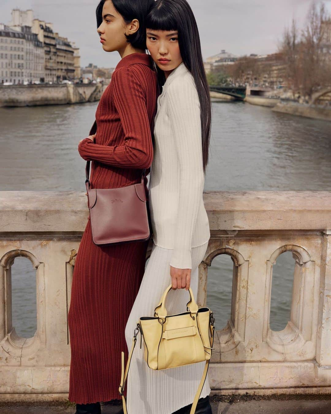 Longchampさんのインスタグラム写真 - (LongchampInstagram)「Strike a pose.  Collection #LongchampFW23 Bags: #LongchampFoulonne and #Longchamp3D Ready-to-wear: @longchamp  Photographer: @louisemeylan Stylist: @leameylan Hair stylist: @cyril.lanoir Make-Up artist: @manu_kopp  Model: @bonnienow1 and @vivicazotti  #parisianstyle #friendshipgoals #parisfashion #outfitinspiration #lifestyle #streetstyle #readytowear」6月30日 17時01分 - longchamp