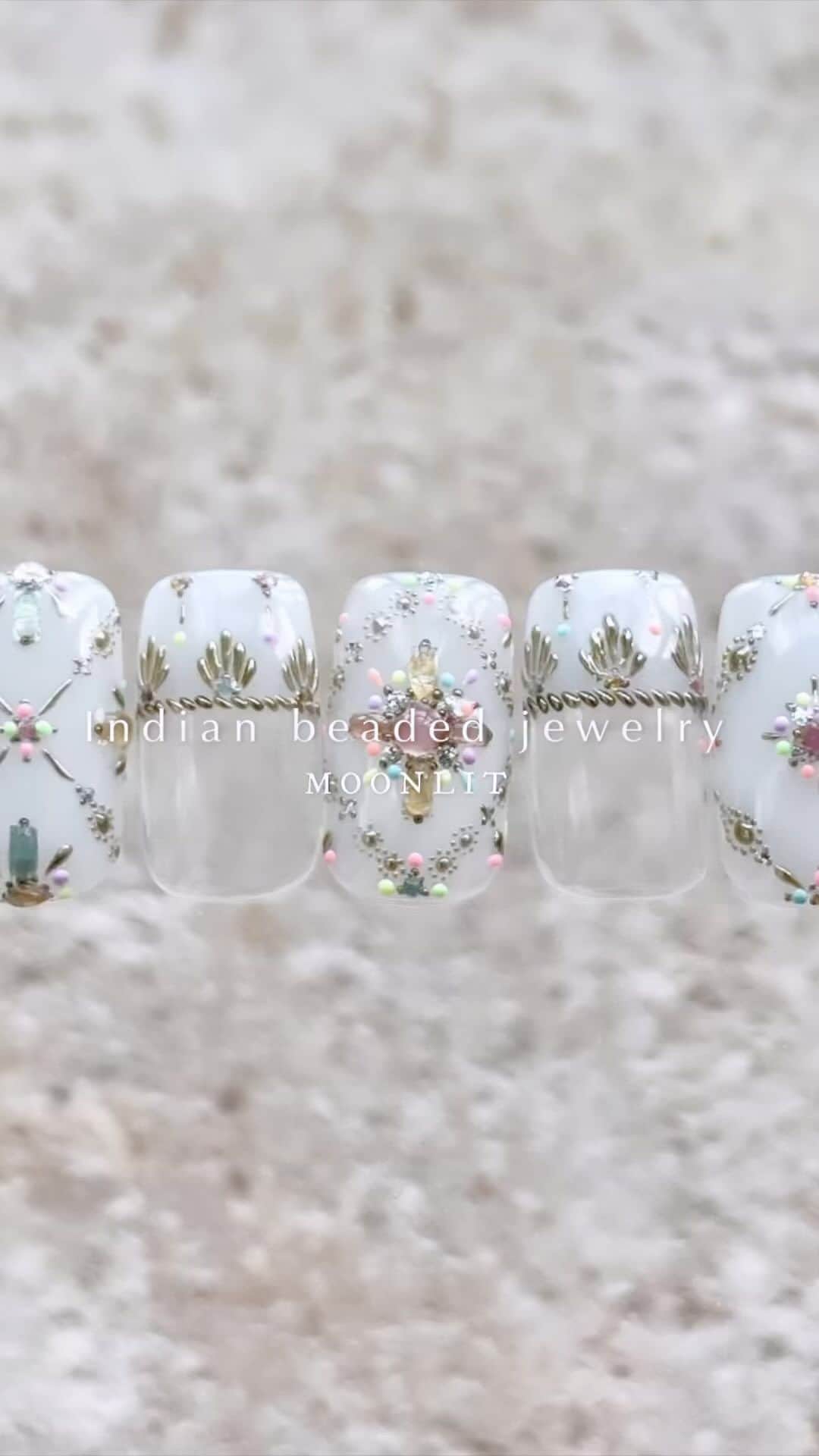 mananailsのインスタグラム：「Indian beaded jewelry / Manami  beautyworld JAPAN Tokyo2023で披露した 大人気アートデザインです！  インドのビーズ刺繍からインスパイアされた カラフルなデザインでカラーアレンジは無限なので、 季節関係なく一年中おすすめなデザインです✧ ビーズのようなキラキラぷくぷくな立体感や、 全体のバランスの取り方、 ジュエリーステッカーのテクニックなどを 細かくレクチャーします♡  MOONLIT Lesson Unlimited viewing レッスン見放題🎨リニューアルSTART❤️‍🔥❤️‍🔥❤️‍🔥  現在動画数67個配信しております。 継続して多くのレッスンを受けていただきたい という気持ちから大幅な価格改定をいたしました！  いつ入会しても、いつ退会してもOKです👌🏼 再入会ももちろんOKです👌🏼  BWJにて披露いたしましたデモアートも 見放題に一部アップされています✨ (レッスンの単品販売もあります)  BWJアートは後日全てアップされます！ BWJに足を運べなかった皆様、 是非、チェックしてみてください🤍」