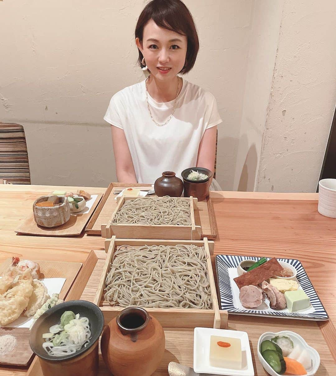 中島静佳さんのインスタグラム写真 - (中島静佳Instagram)「誕生日を大好きなお蕎麦で祝って貰いました！ そのあとお茶もできて色々お話できて息抜きタイムになりました。 お相手は、どなたでしょう？！  #お蕎麦でお祝いしてもらったよ #また登山したいねって」6月30日 17時06分 - shizuka617nakajima