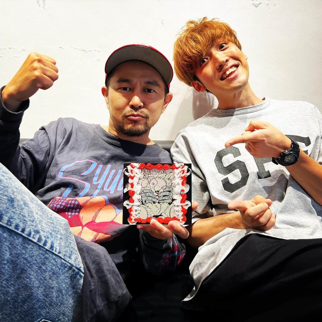 Kuboty のインスタグラム：「syudouくん1st Album「露骨」発売おめでとう！！！  おれも涼平も6曲くらいRECに参加しています、そしてアルバムのツアーにもサポートとして参加させていただきます！！  syudou Live Tour 2023「露骨」  8月24日(木) 大阪：Zepp Namba 8月25日(金) 愛知：DIAMOND HALL 8月31日(木) 東京：Zepp DiverCity  みんなアルバム聴いてライブ見に来てね！！　　  髪の毛はなら束ねてるだけす、あります👴  #syudou #露骨 #kuboty #長島涼平」
