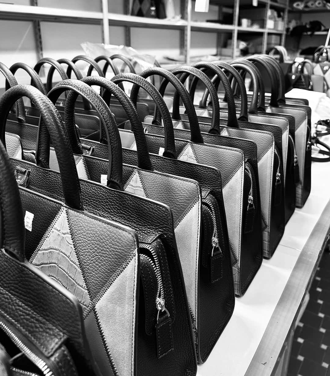 アイグナーさんのインスタグラム写真 - (アイグナーInstagram)「The Italian handbag manufacturer Roberto Alessi, based in Signa near Florence, has been a valued partner of #AIGNER for many years. Alessi's love of quality and Italian craftsmanship is reflected in the iconic Cybill bag, which he and his team craft with the utmost attention to detail. Take a look into his leather workshop and discover the new #AIGNERFW23 Cybill bags that he and his team handcrafted at aignermunich.com  #luxurybags #madeititaly #craftsmanship」6月30日 17時12分 - aignermunich