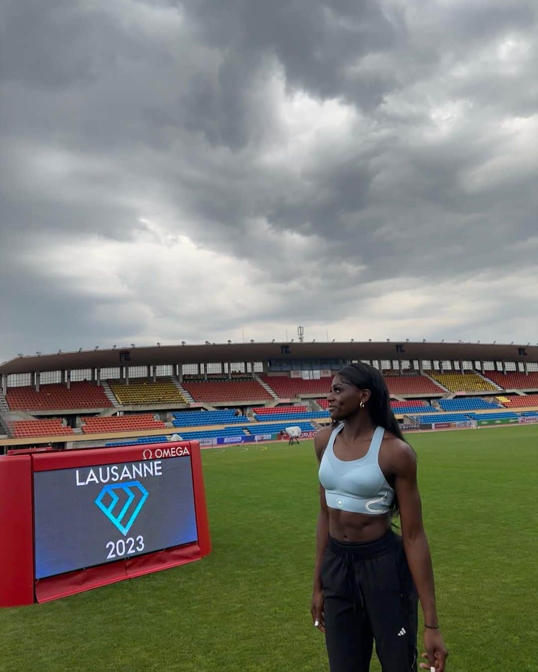 のインスタグラム：「Back at it tonight! 💥  Excited to be back in Lausanne, racing the 100m in the Diamond League this evening! 💎🇨🇭  Feeling gooood, let’s go. !⚡️😈  📺 BBC 7.42pm U.K. time.」