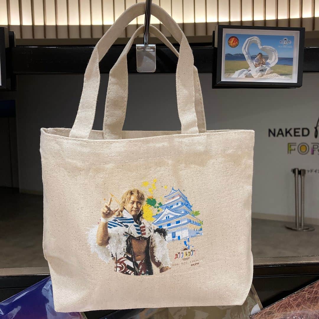 のインスタグラム：「コラボグッズ初登場✨ 7.1~7.9唐津市×NJPWポップアップブース IN有楽町マルイ８Fスペース３  秘蔵ショットを使ったトートバックに特製クリアファイル🎉 アクリルスタンドも登場✨  本イベントでしか買えないスペシャルグッズですので ぜひお買い求め下さい❗️❗️」